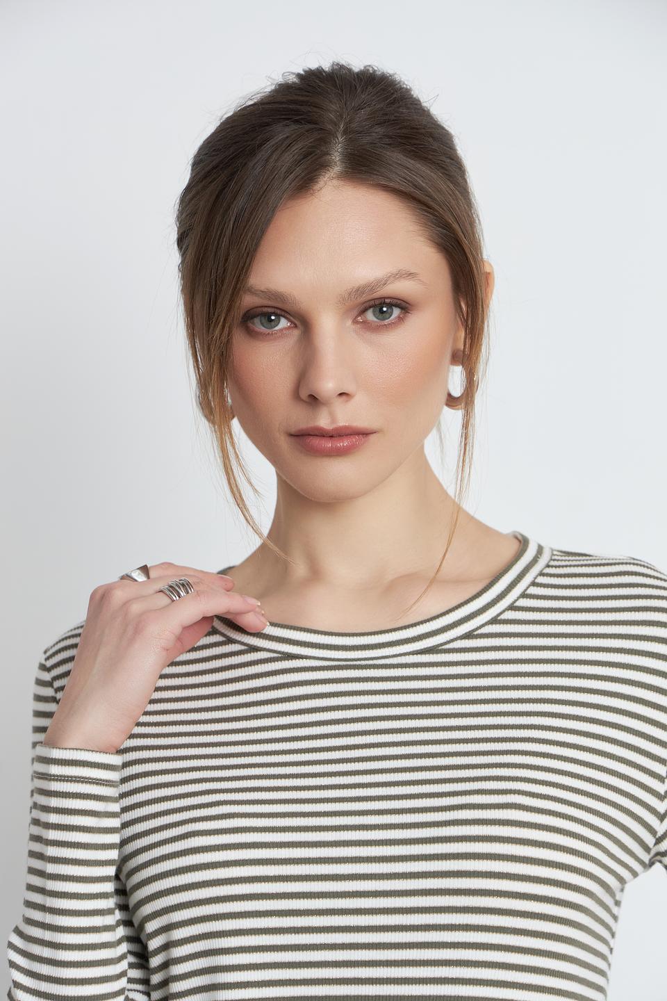 Футболка Betty and Co в полоску бежево-оливковая