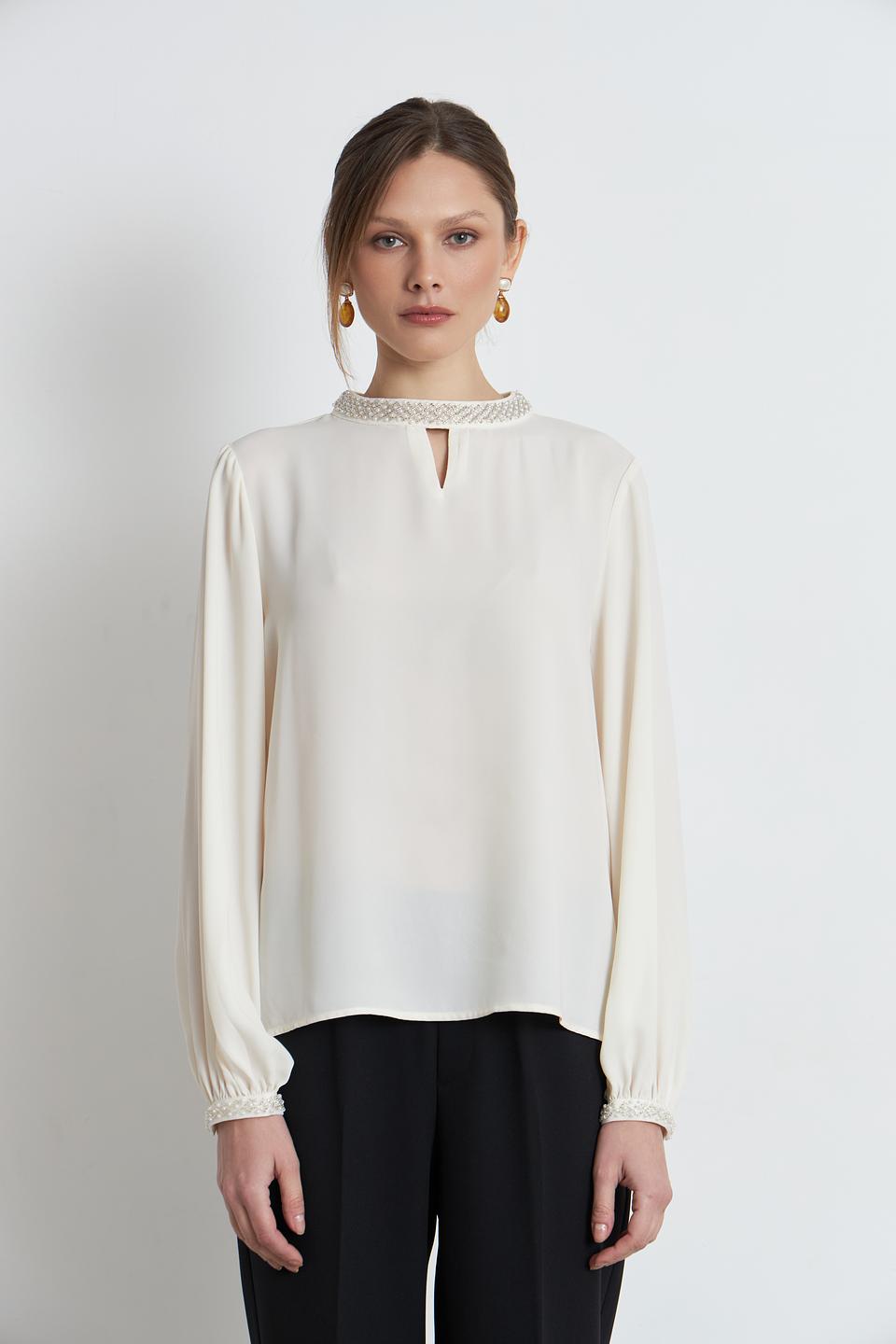 Блузка Monari с жемчугом кремовая