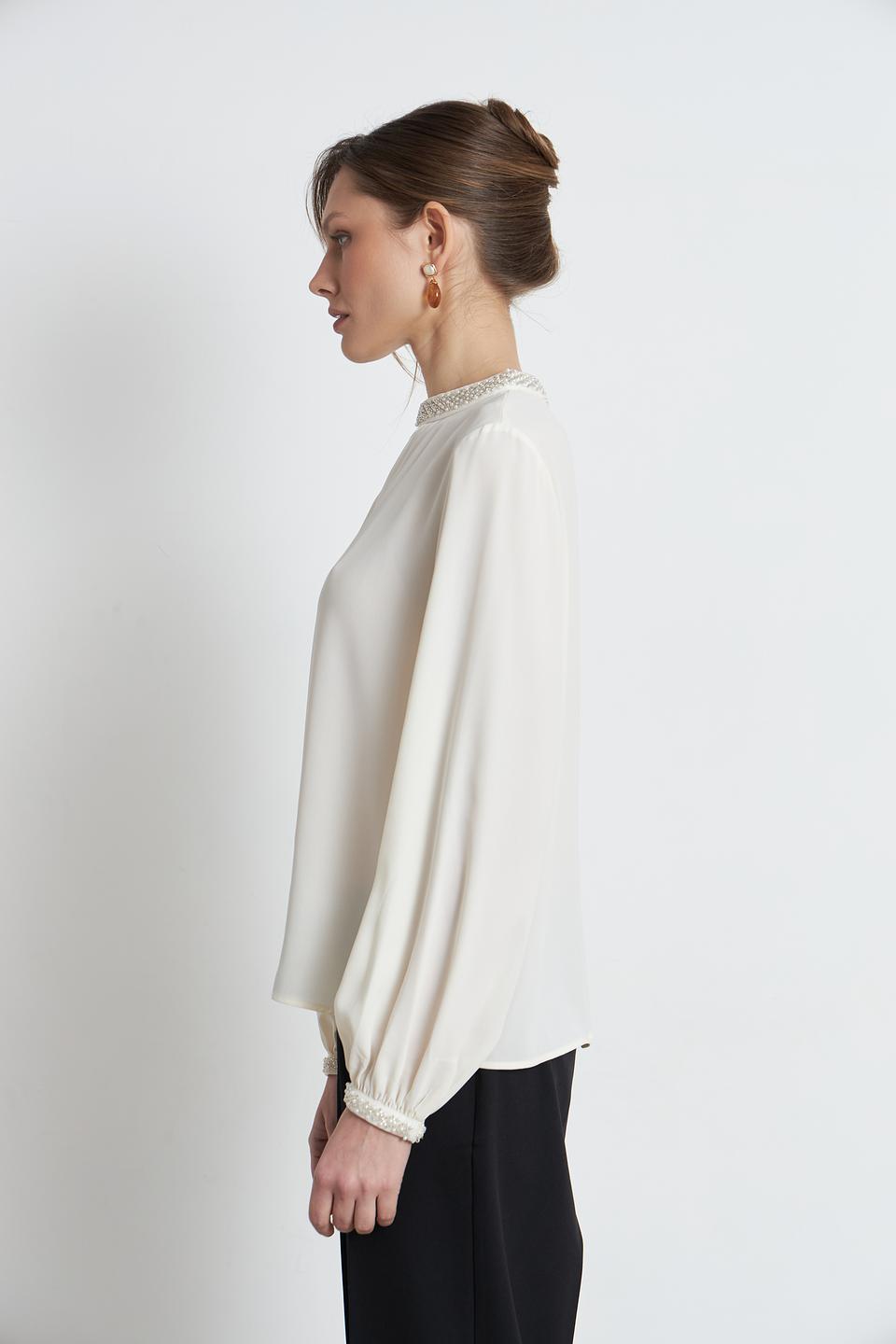 Блузка Monari с жемчугом кремовая