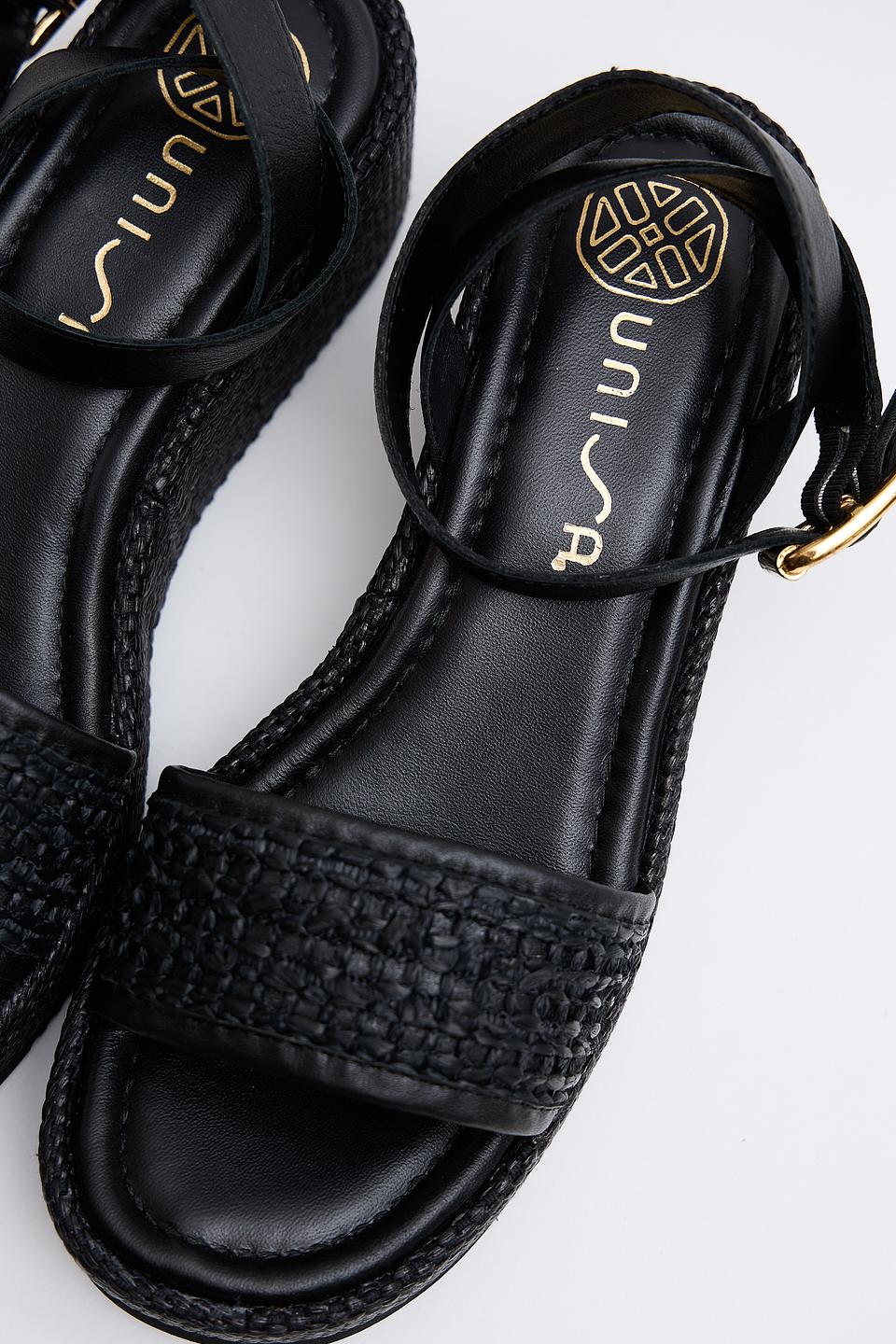 Сандалии Unisa на танкетке чёрные