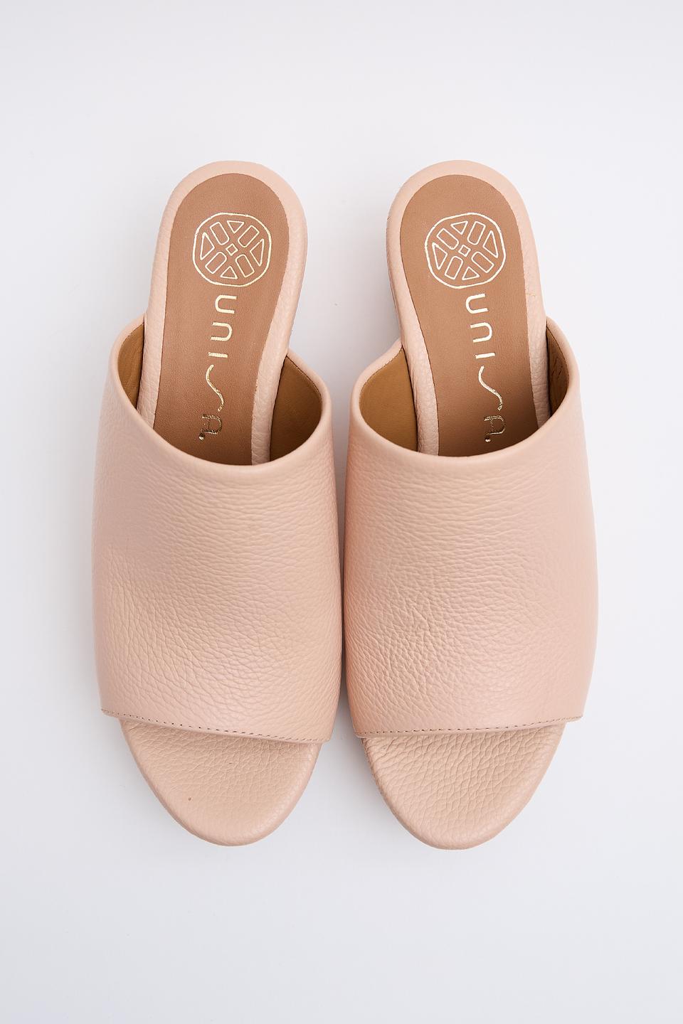 Шлепанцы Unisa на танкетке бежевые