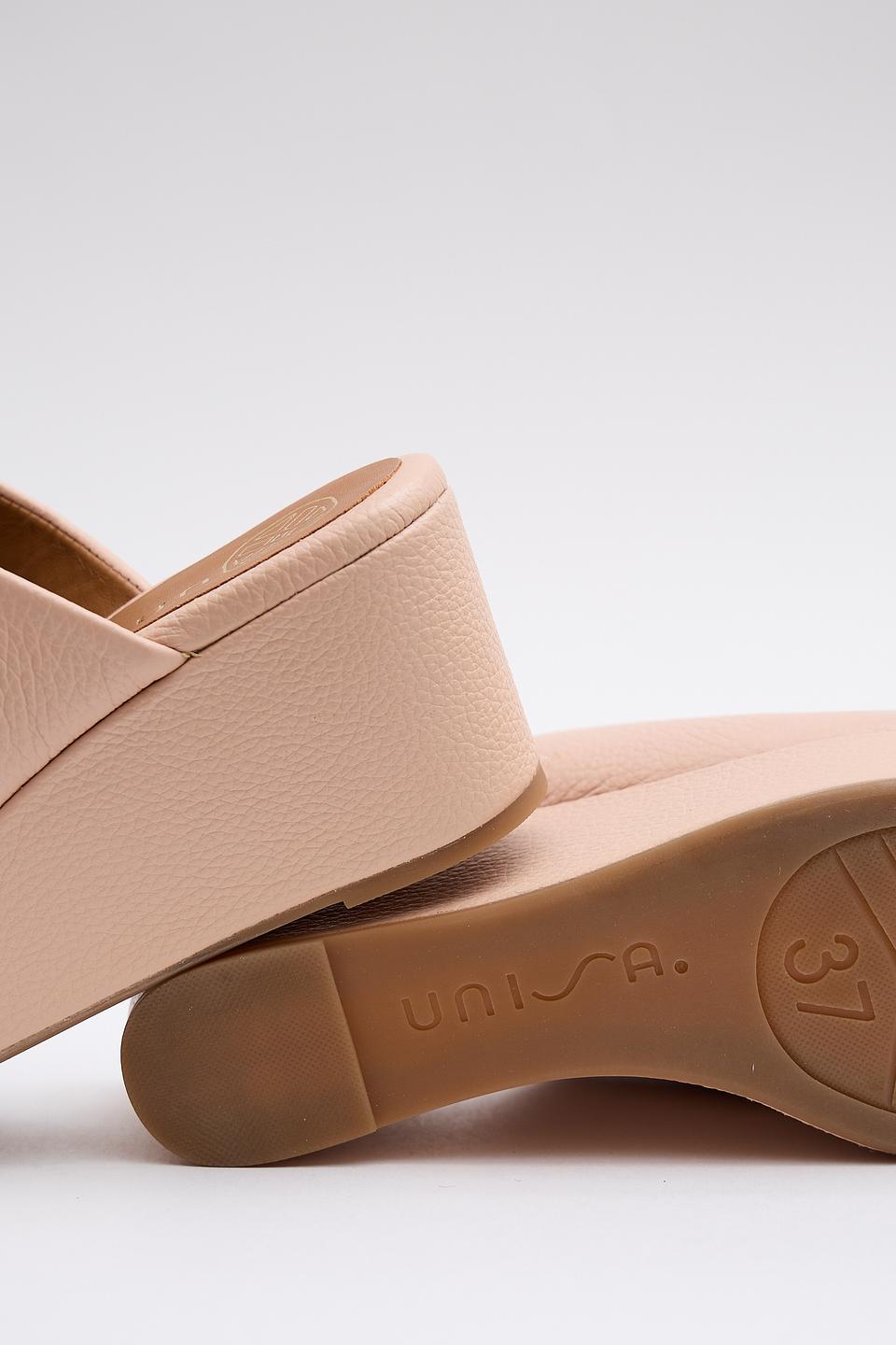 Шлепанцы Unisa на танкетке бежевые