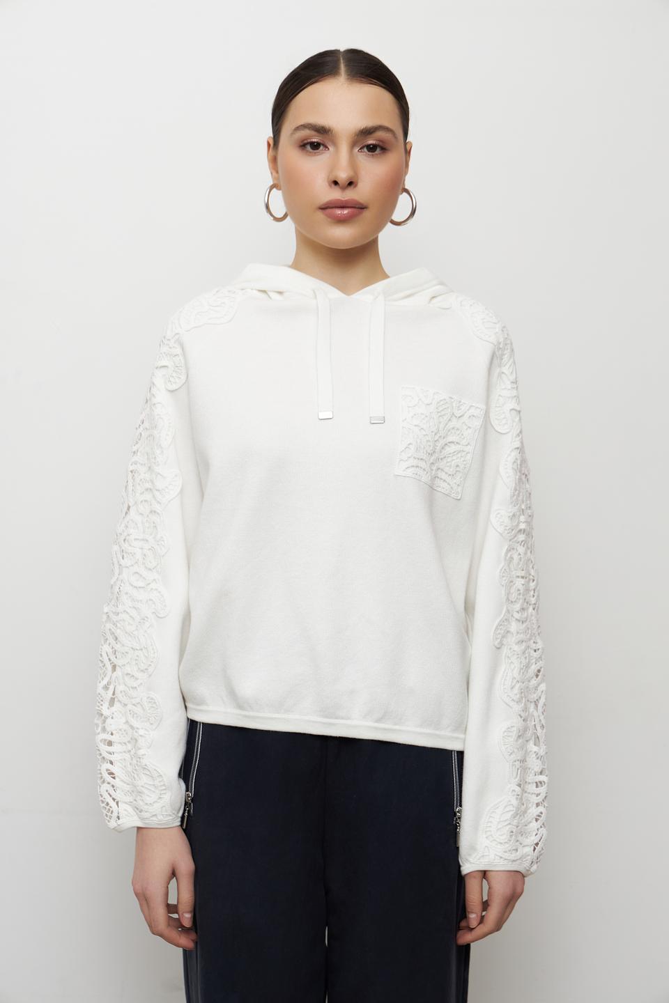 Пуловер Monari с кружевом белый