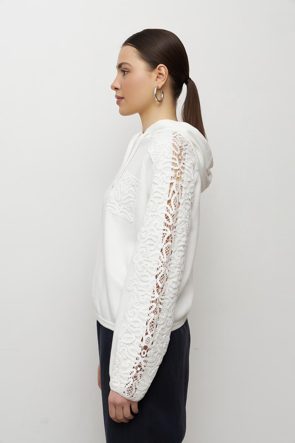 Пуловер Monari с кружевом белый