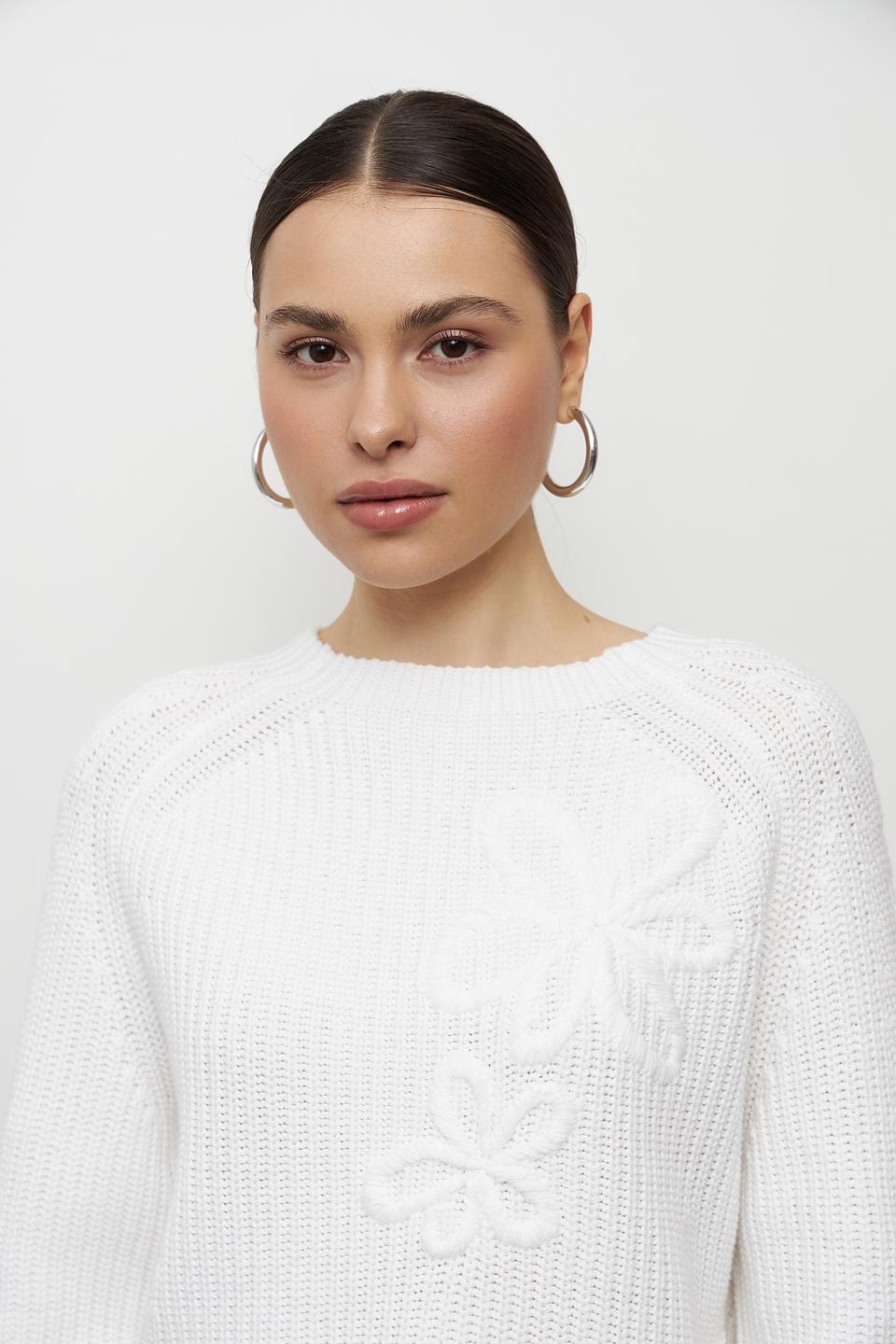 Пуловер Bianca с цветочной аппликацией