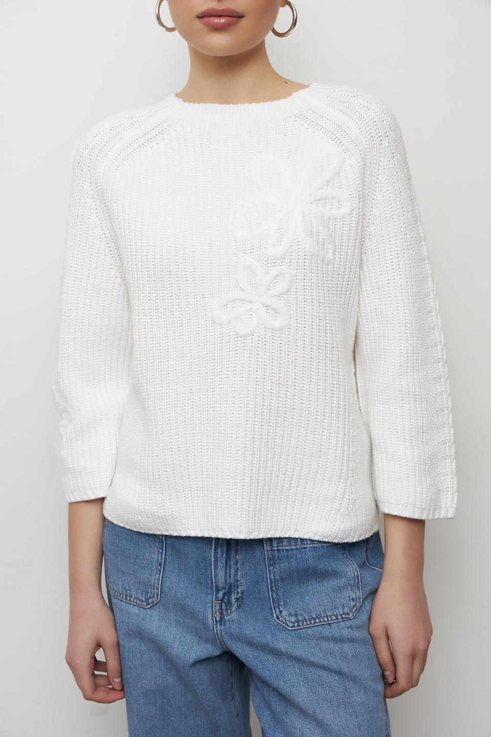Пуловер Bianca с цветочной аппликацией