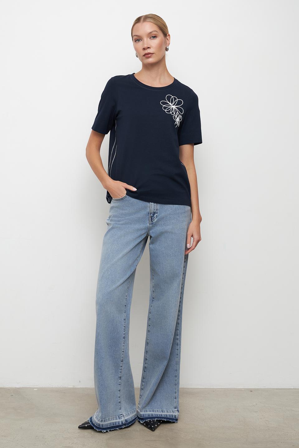 Футболка Bianca с цветами тёмно-синяя