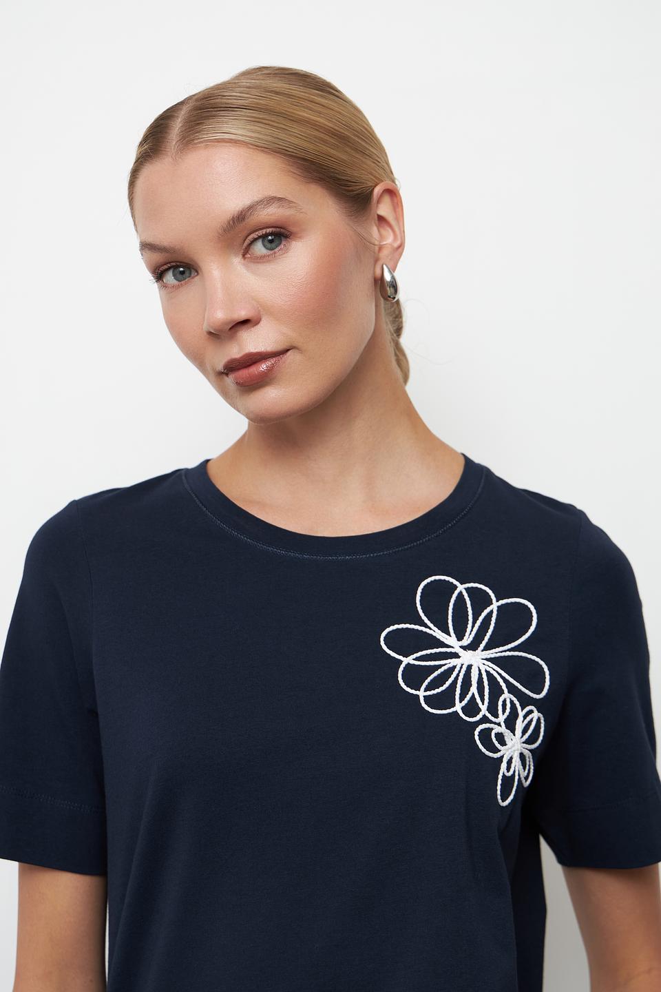Футболка Bianca с цветами тёмно-синяя