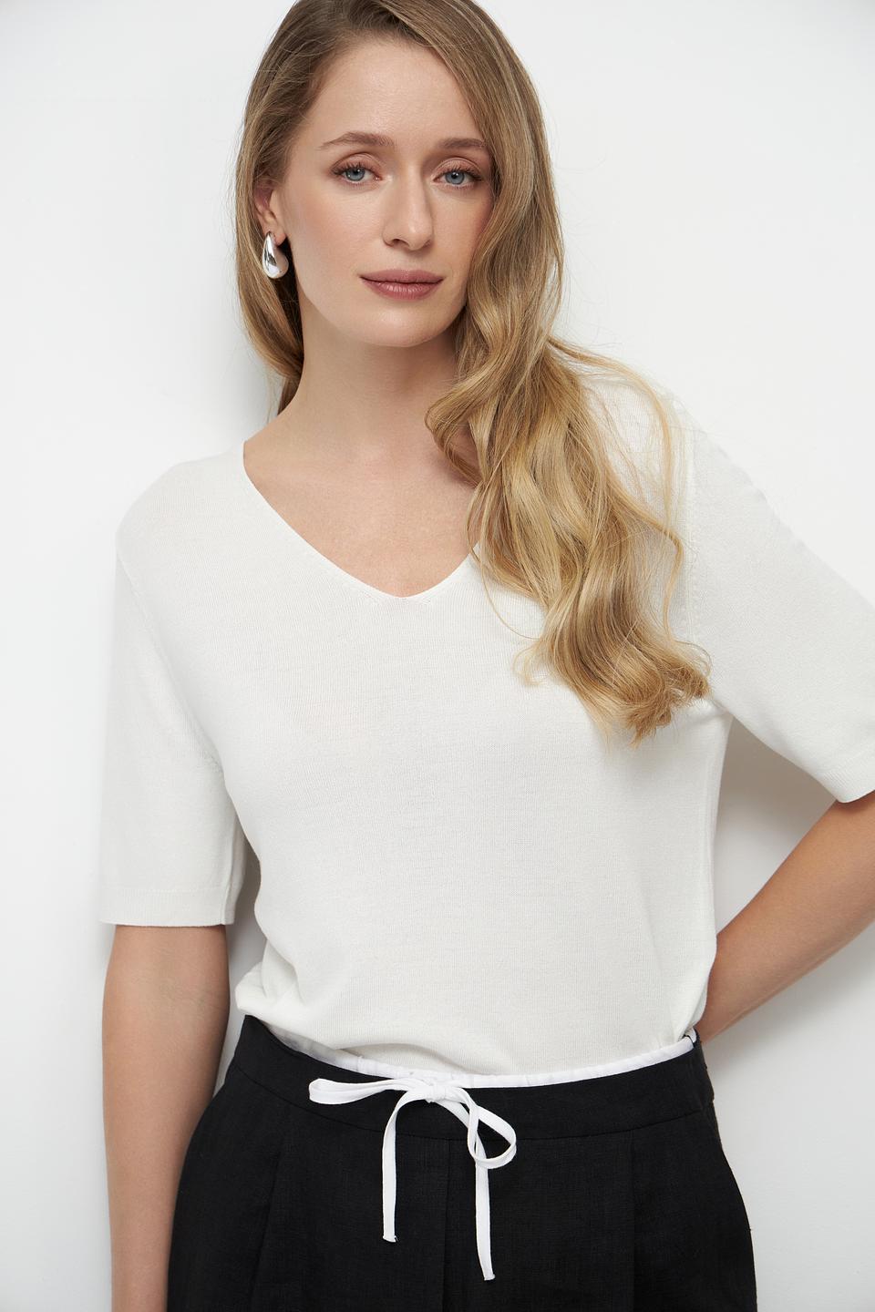Пуловер Betty and Co белый V-образный