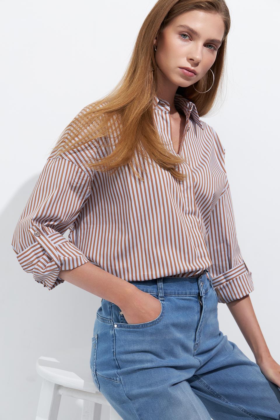 Блуза Lecomte с воланами бежевая