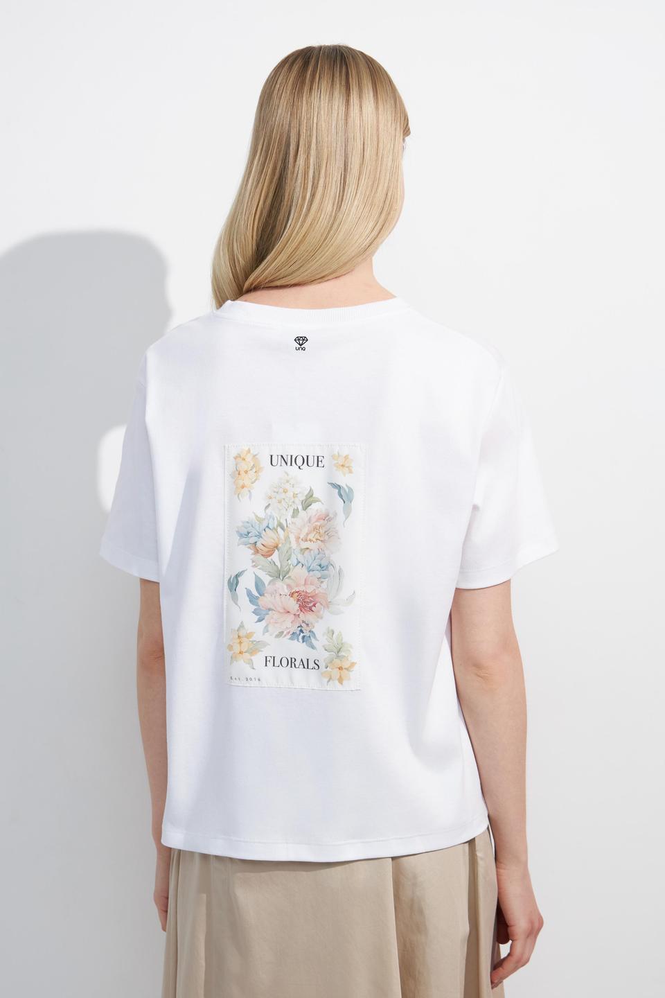 Белая футболка с принтом UNQ