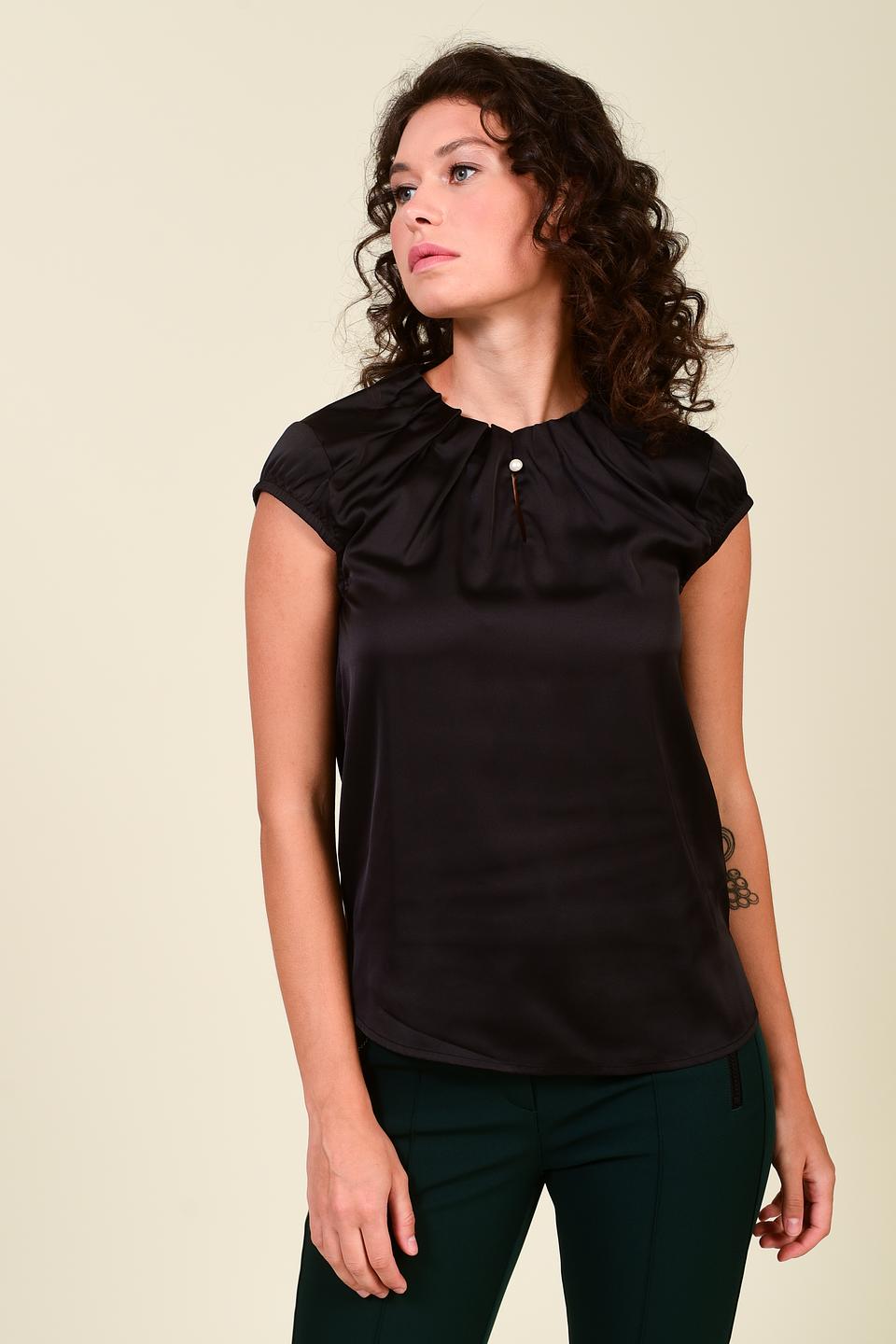 Блуза Pezzo с жемчужной застежкой черная