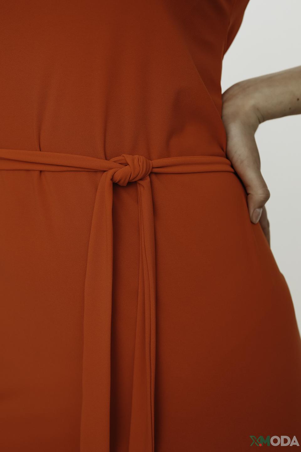 Платье Tricot Chic алое с вырезом