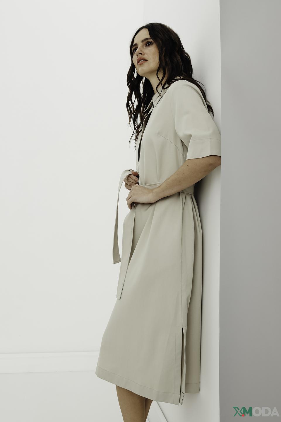 Платье UNQ приталенное бежевое