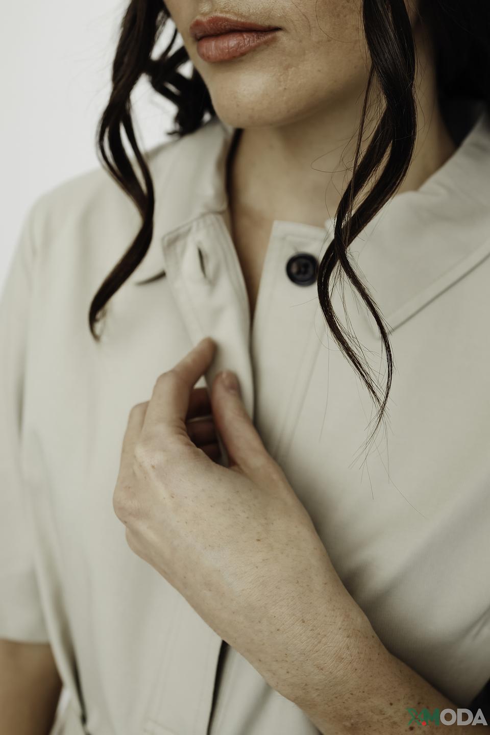 Платье UNQ приталенное бежевое