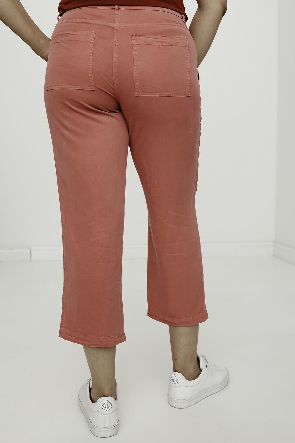 Брюки Lebek укороченные с накладными карманами кораллового цвета