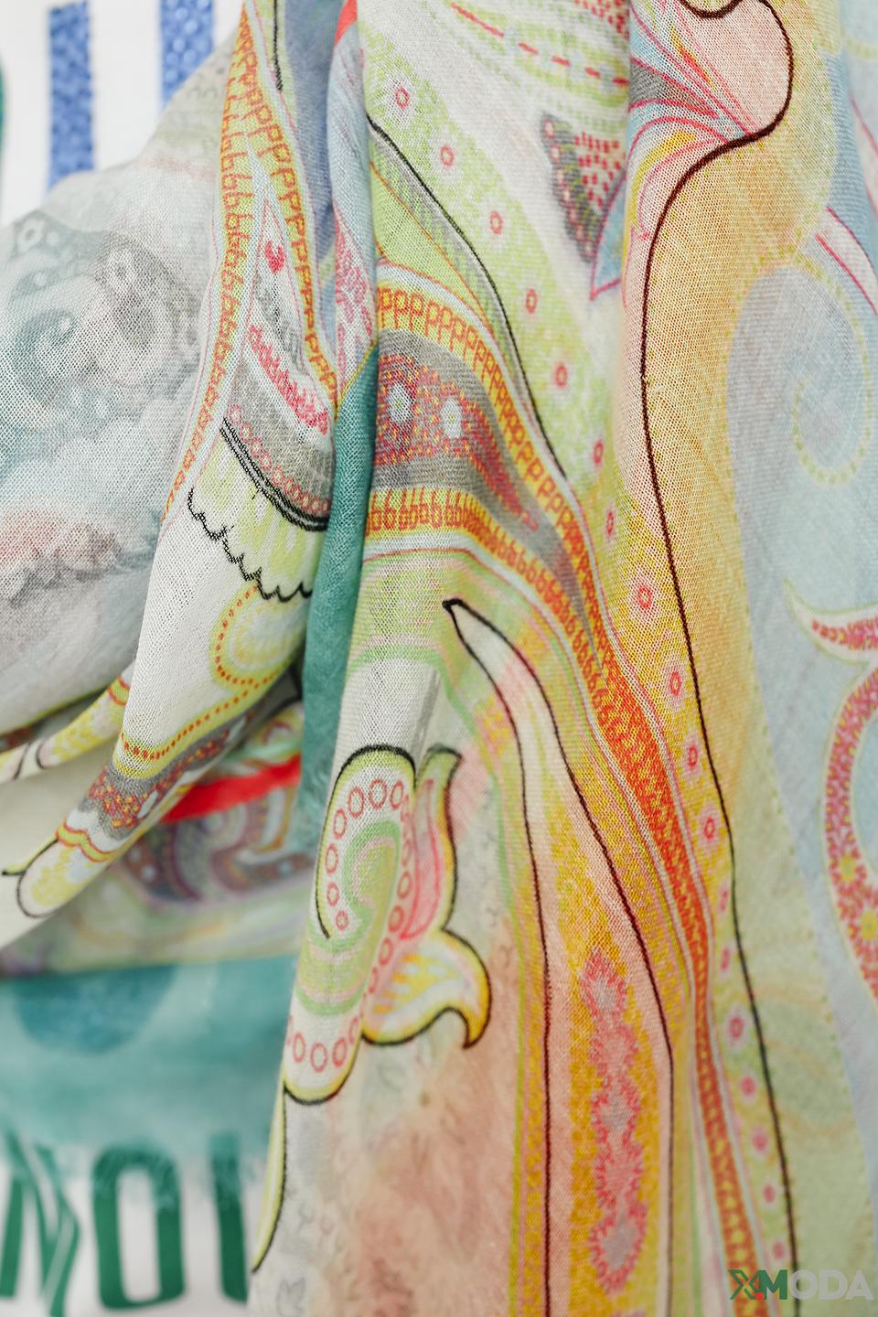 Шарф Apart с принтом павлин