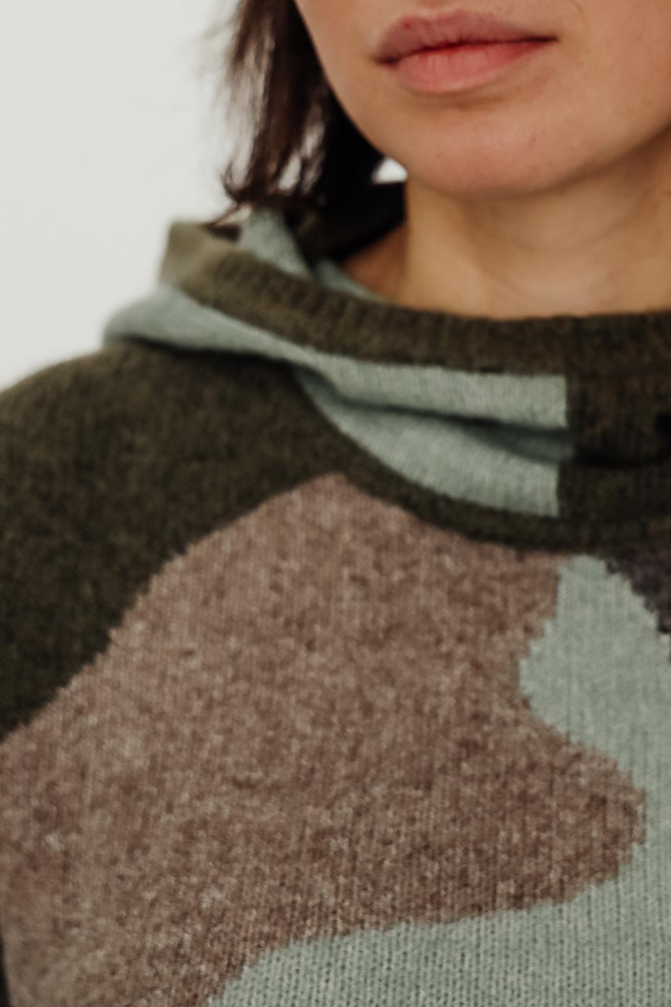 Пуловер Oui с капюшоном камуфляж