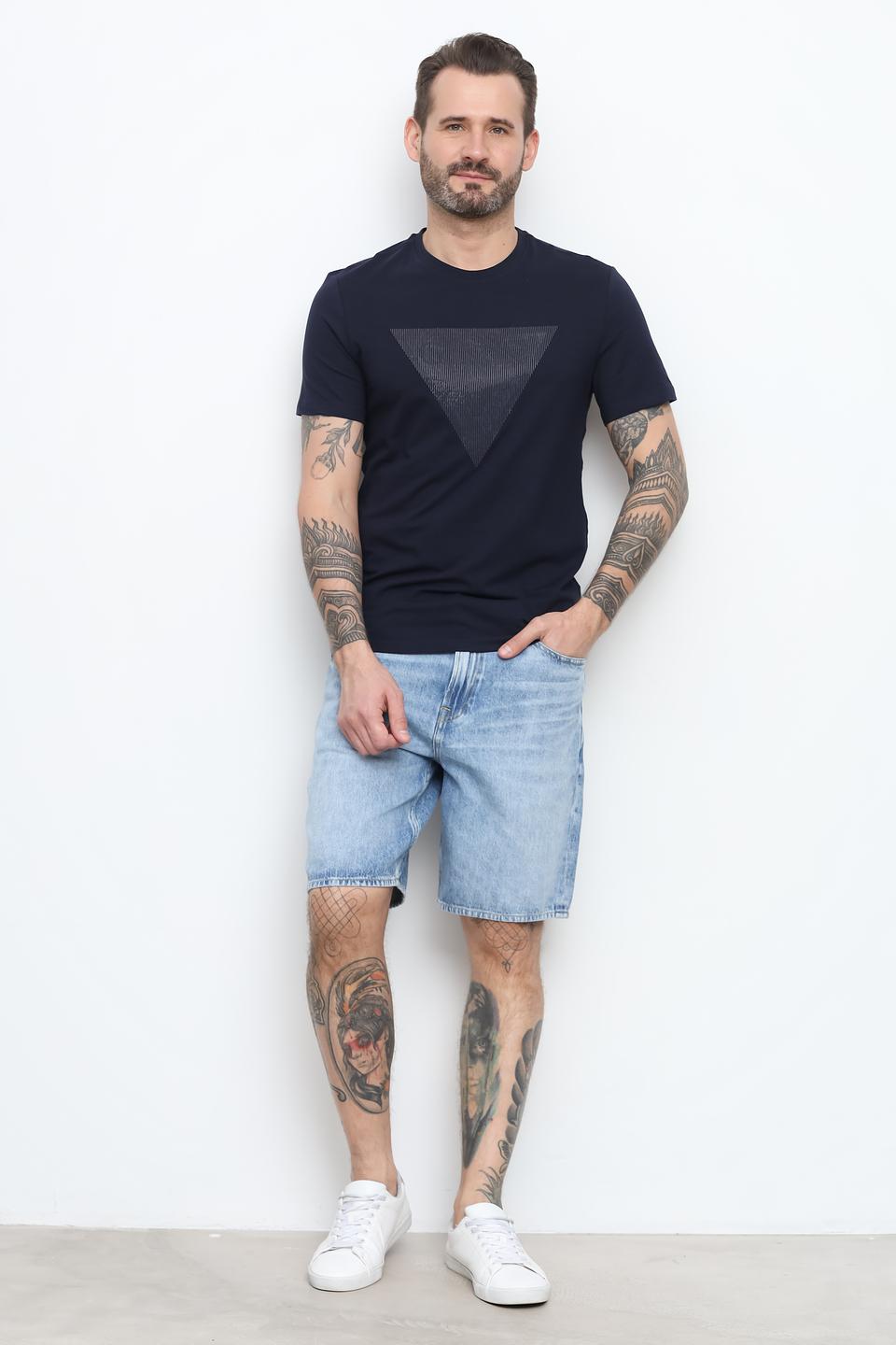 Футболка Guess с треугольным принтом