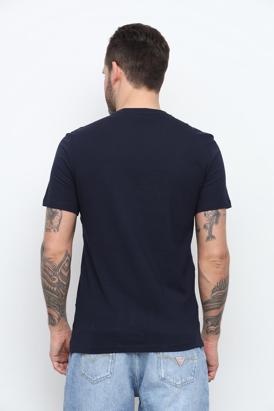 Футболка Guess с треугольным принтом