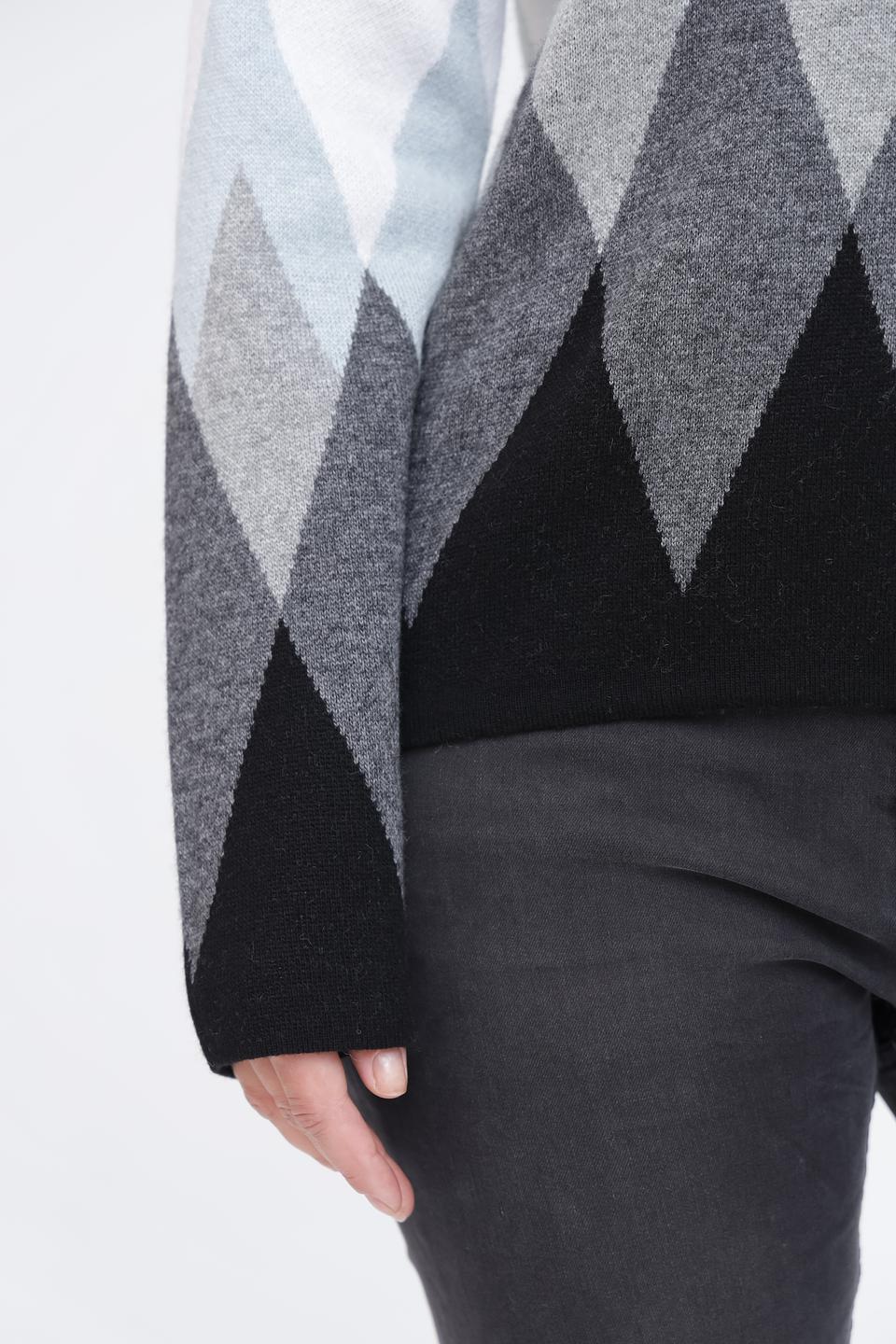 Пуловер Pezzo с ромбами белый