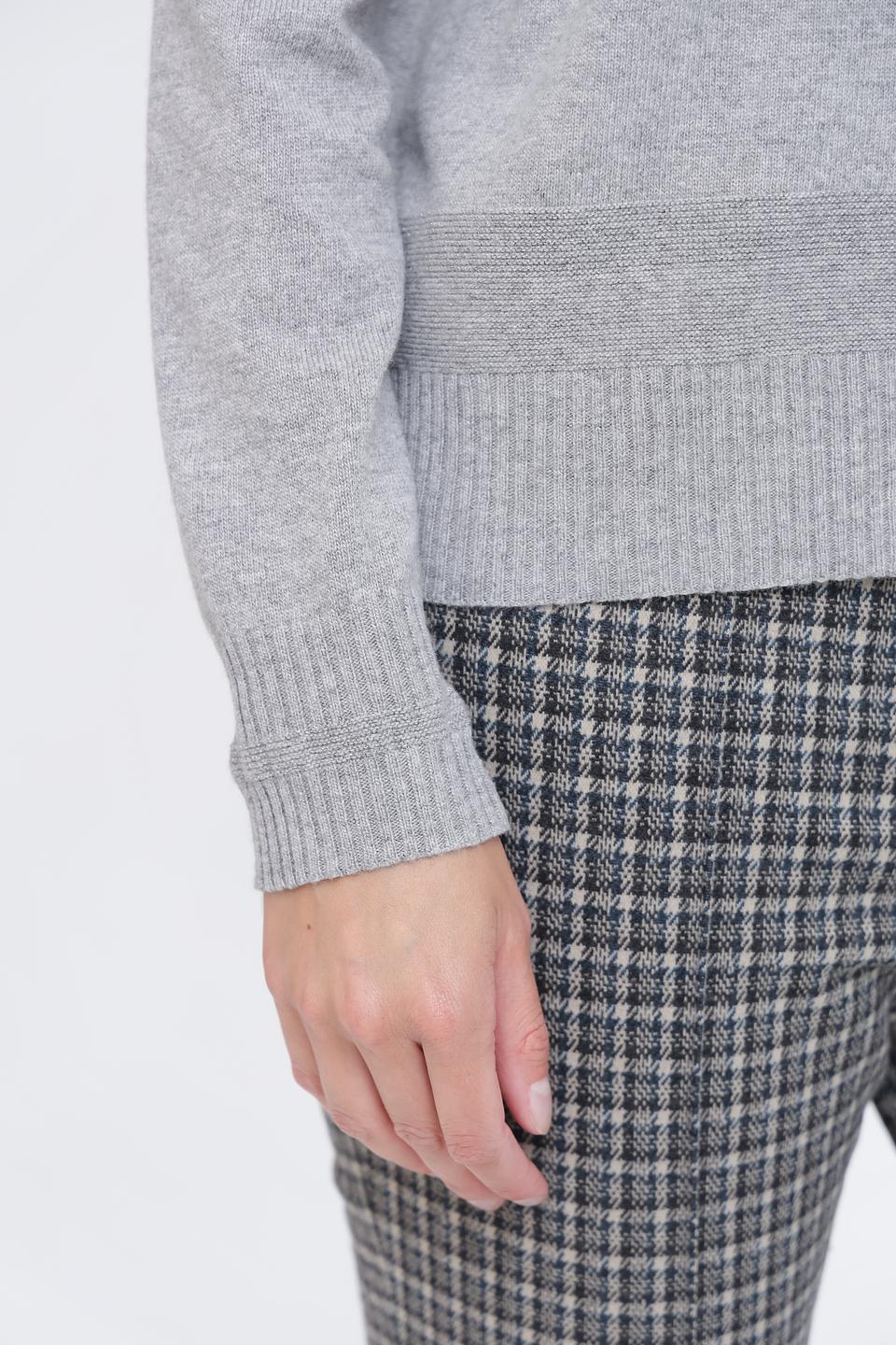 Пуловер Pezzo серый с вырезом