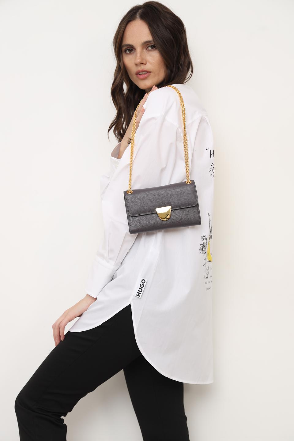 Сумка Coccinelle серая на цепочке