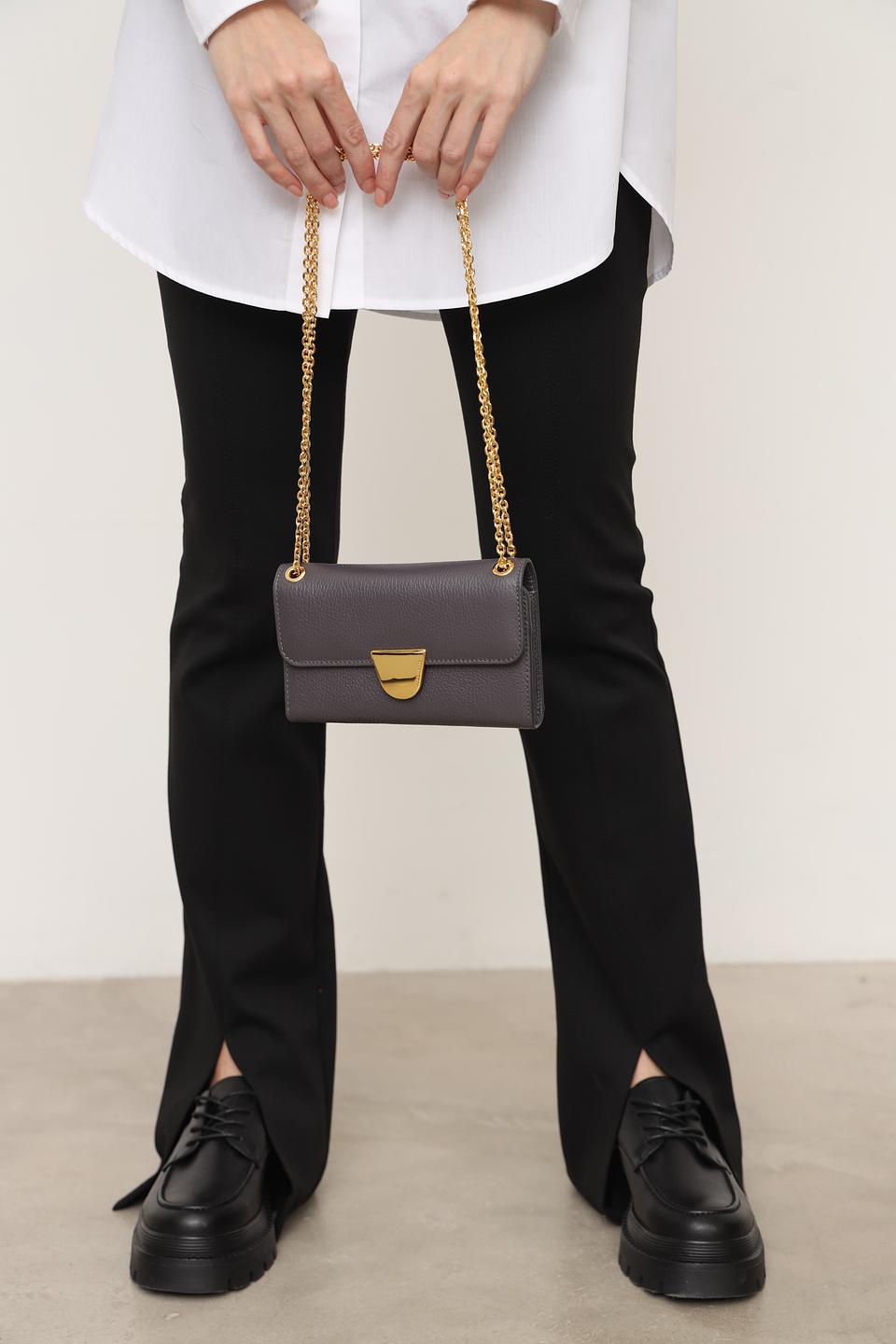 Сумка Coccinelle серая на цепочке