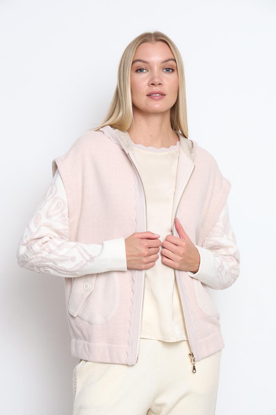 Жилет Tricot Chic с капюшоном пудровый