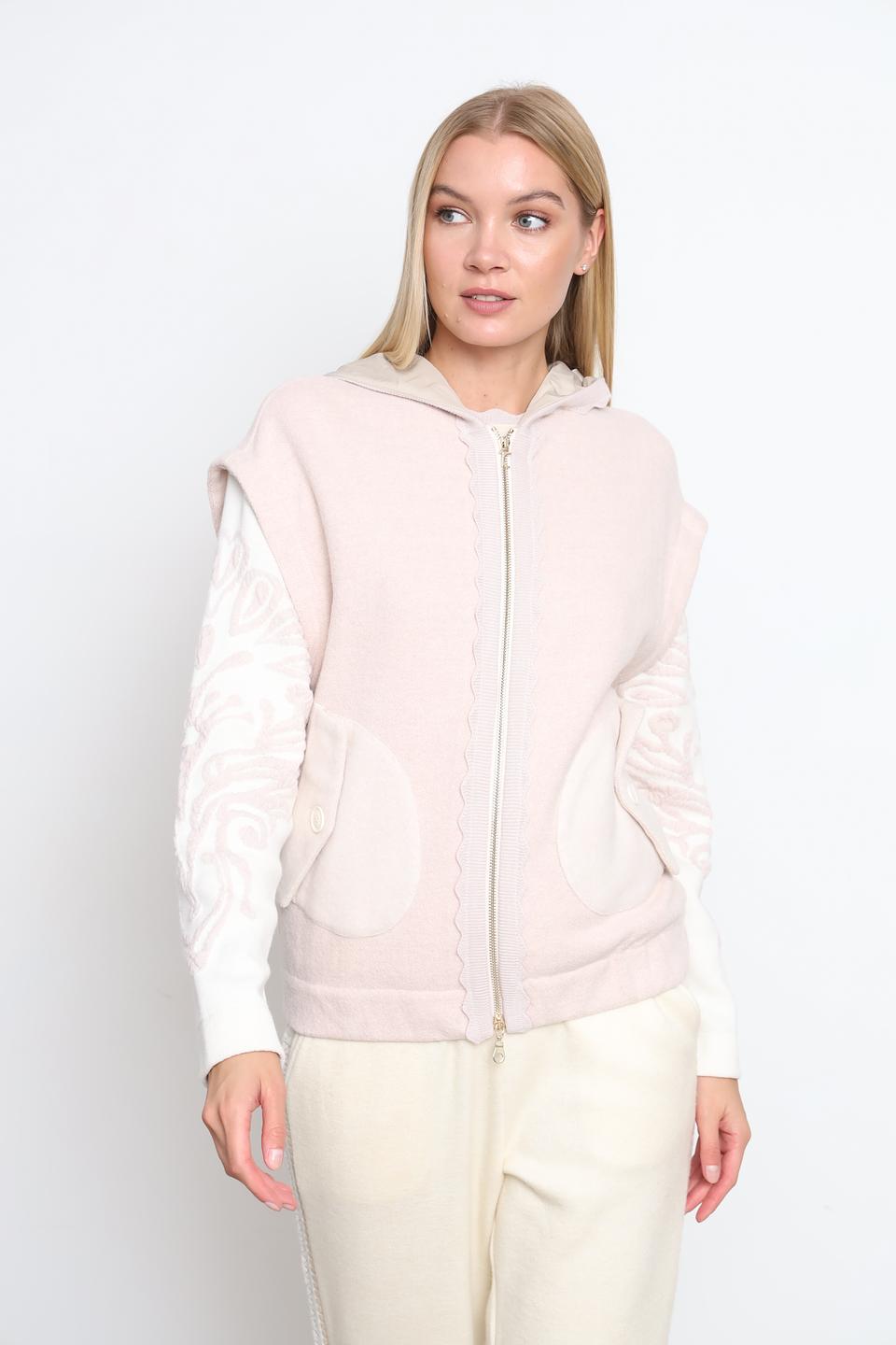 Жилет Tricot Chic с капюшоном пудровый