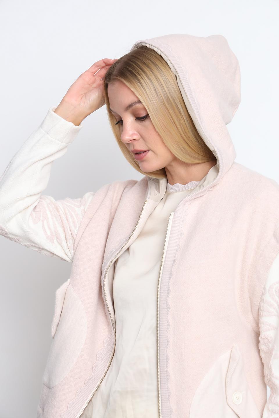 Жилет Tricot Chic с капюшоном пудровый