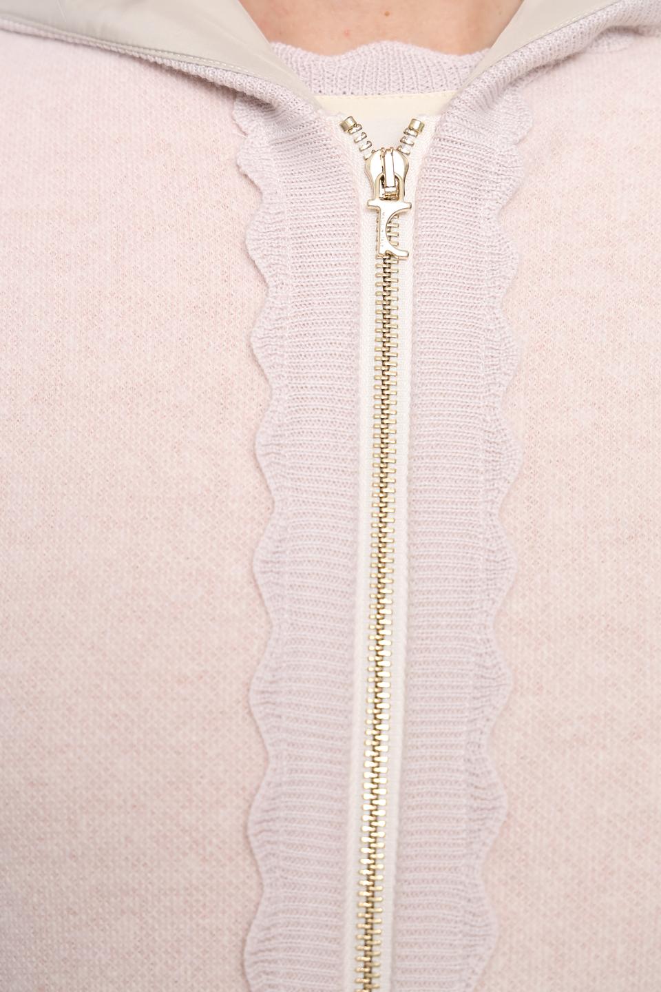 Жилет Tricot Chic с капюшоном пудровый