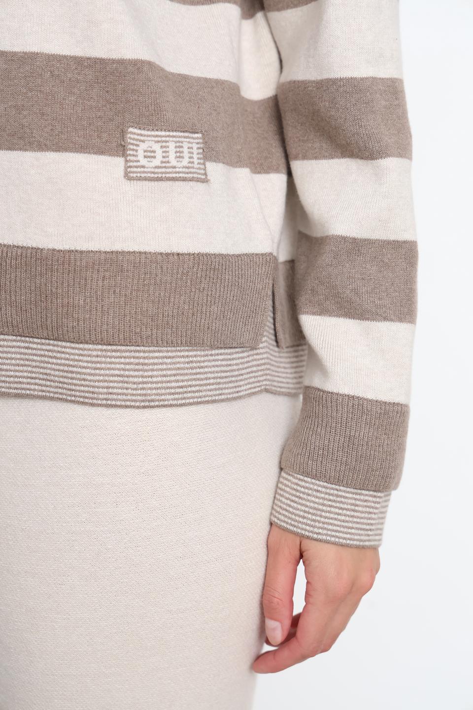 Пуловер Oui в полоску бежевый