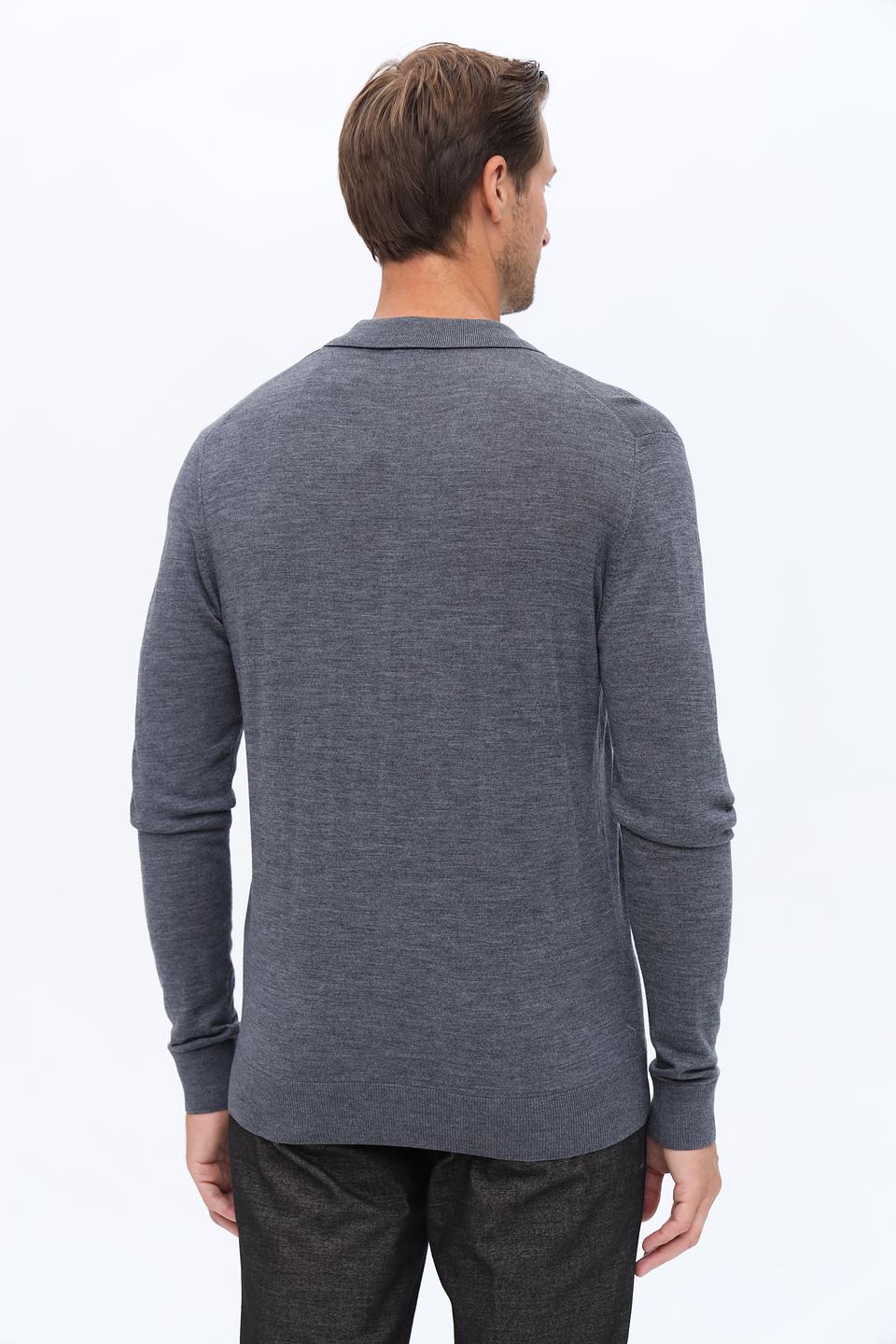 Пуловер Bugatti с воротником-поло серый