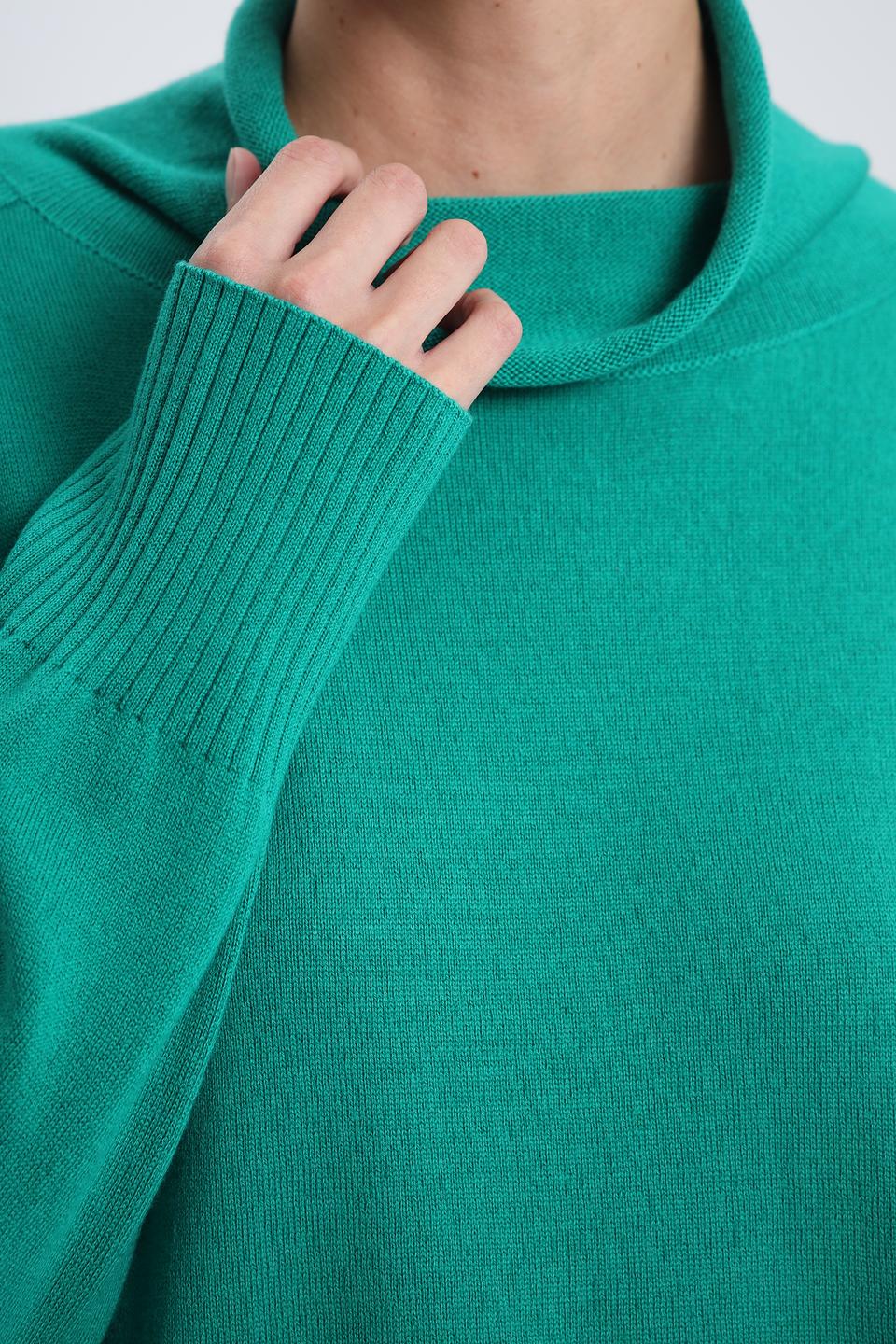 Пуловер Pezzo с горлом изумрудный