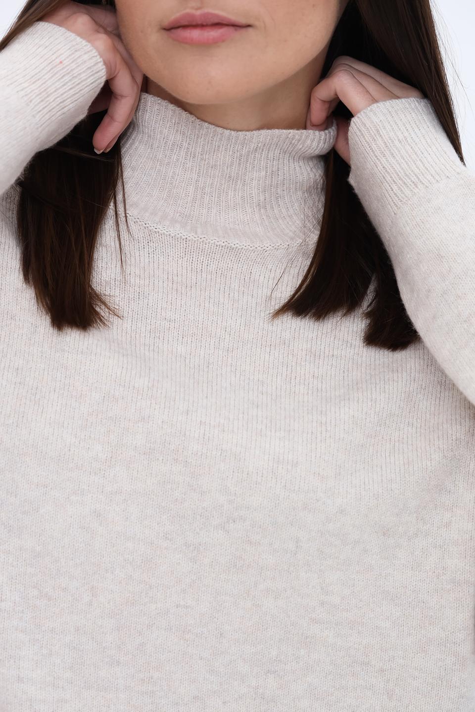 Пуловер Oui бежевый с горлом