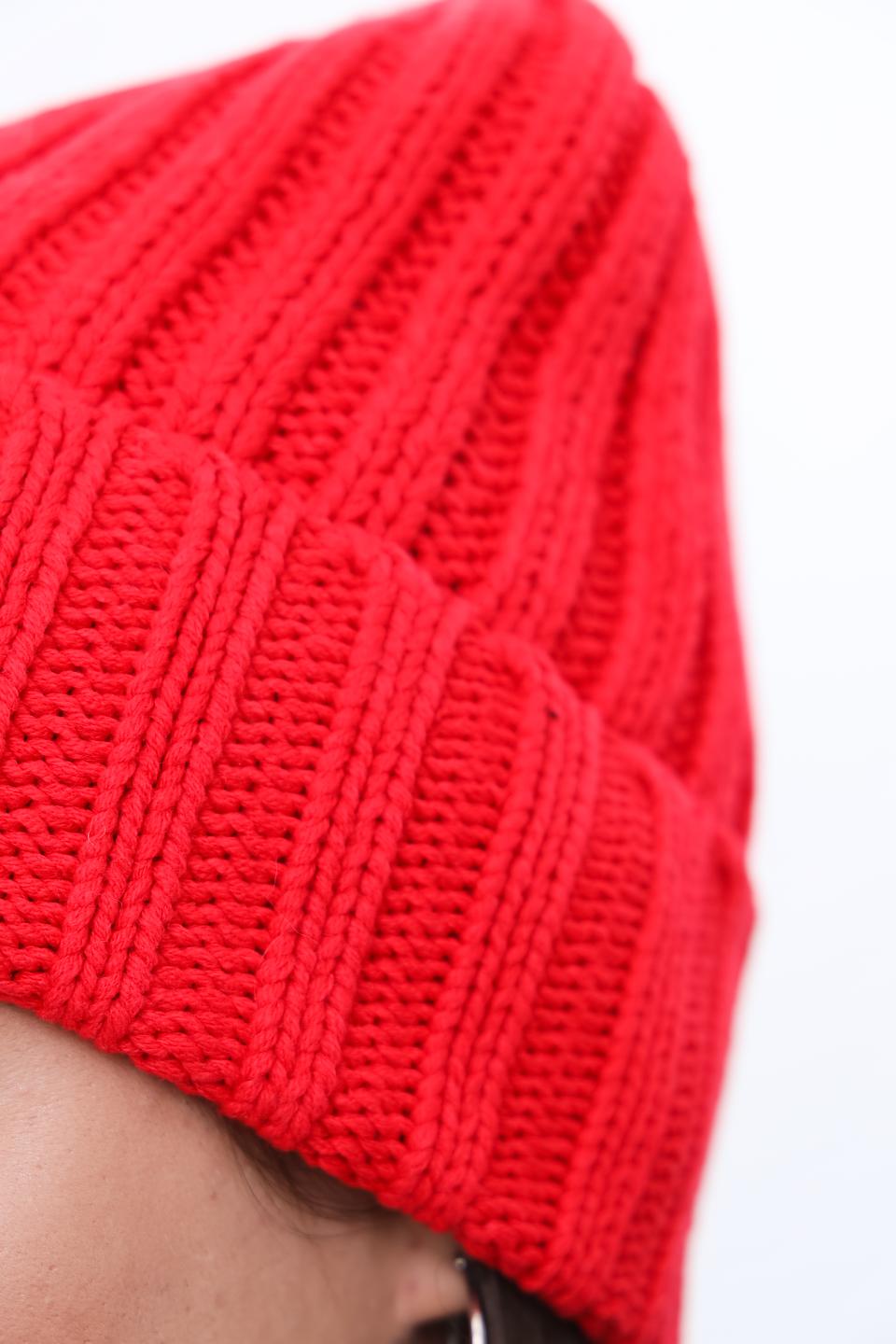 Шапка Oui вязаная красная