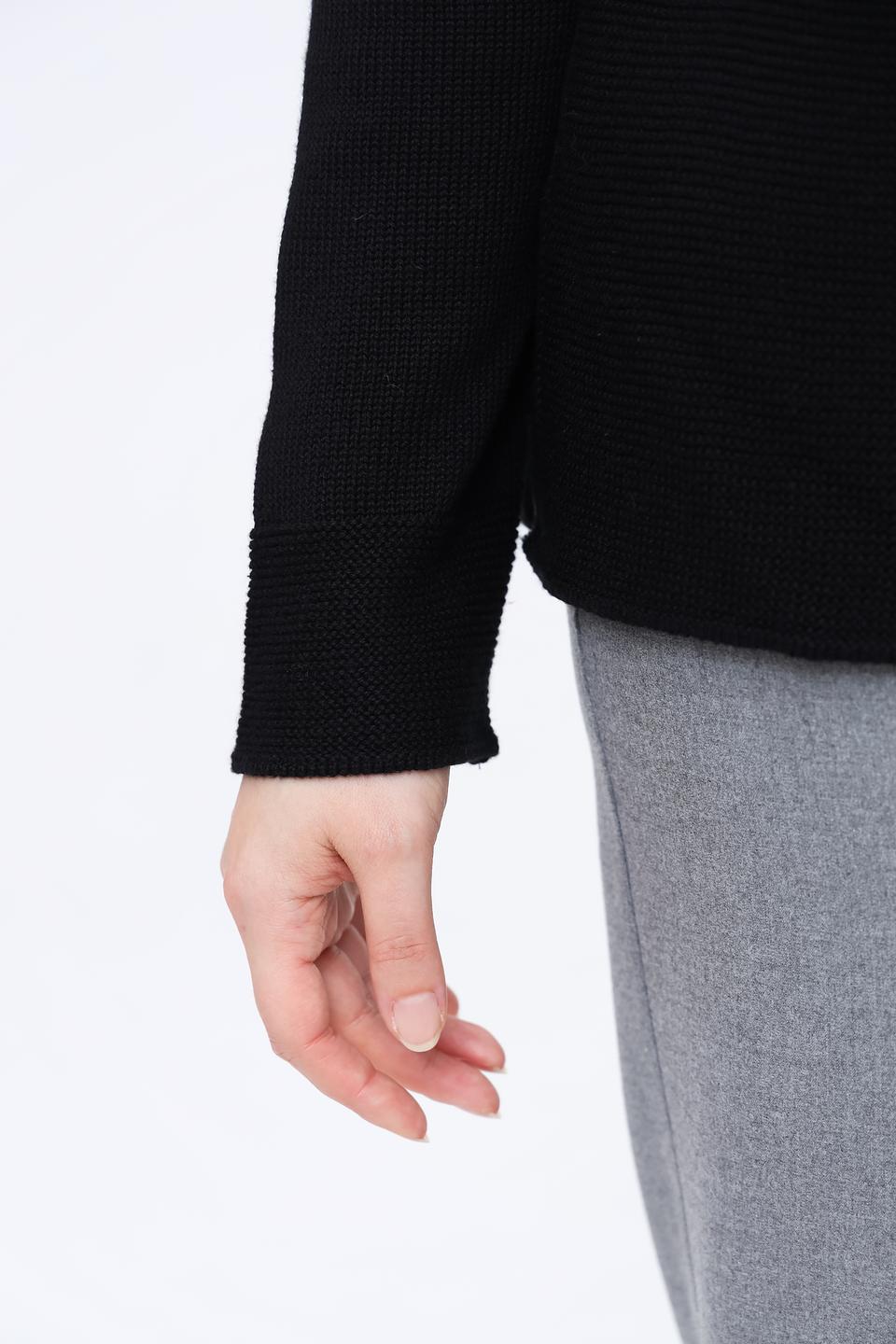 Пуловер Frapp чёрный с вырезом