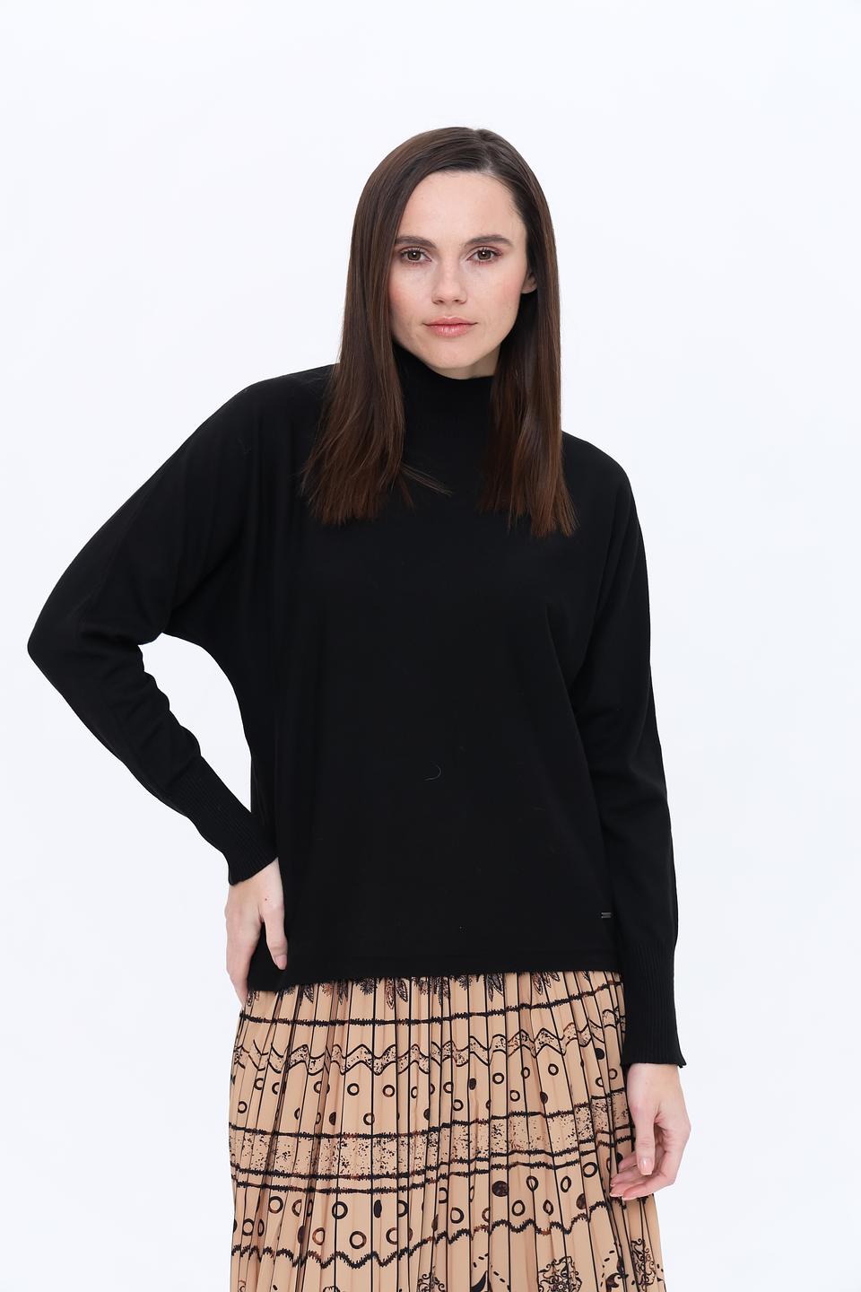 Пуловер More and More чёрный с горлом