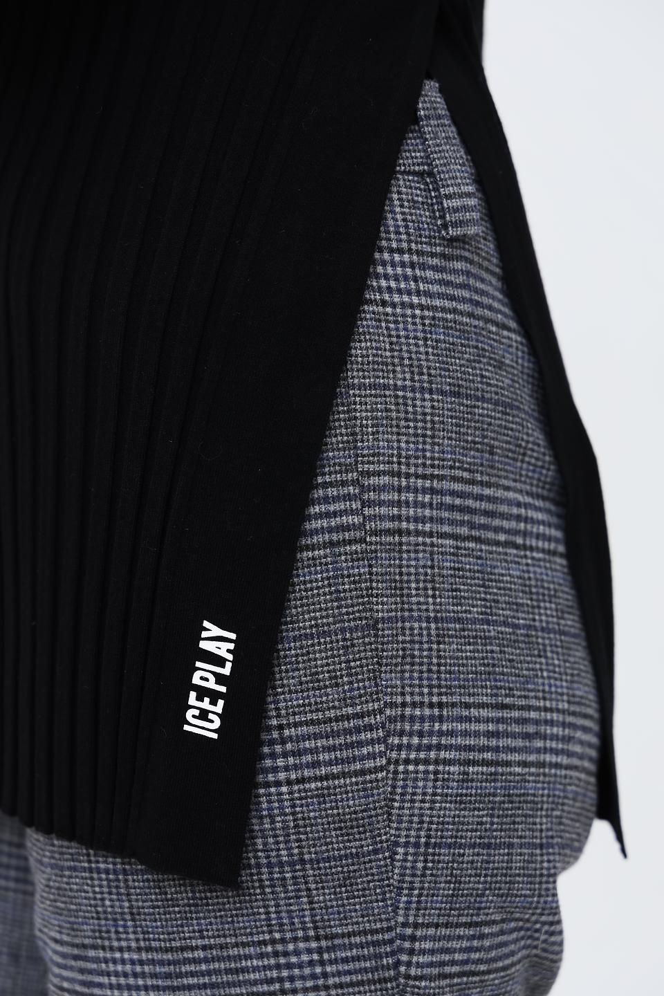 Водолазка Ice Play чёрная с разрезом