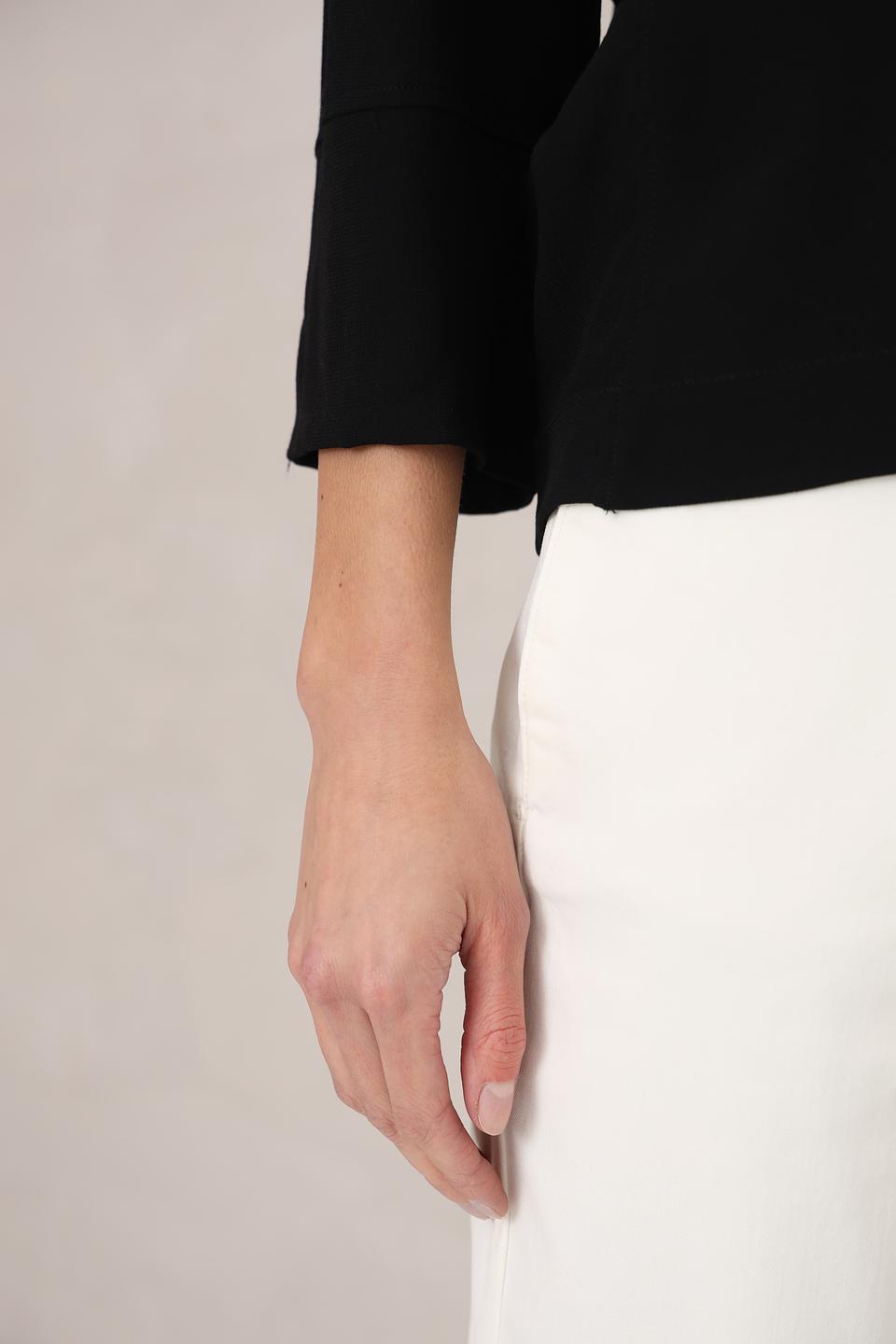 Блуза Margittes чёрная с V-образным вырезом