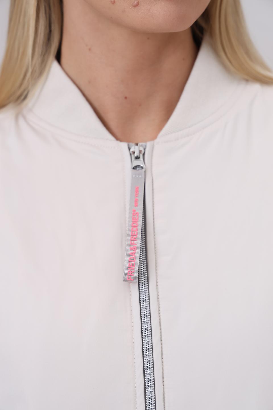 Куртка-бомбер Frieda and Freddies бежевая