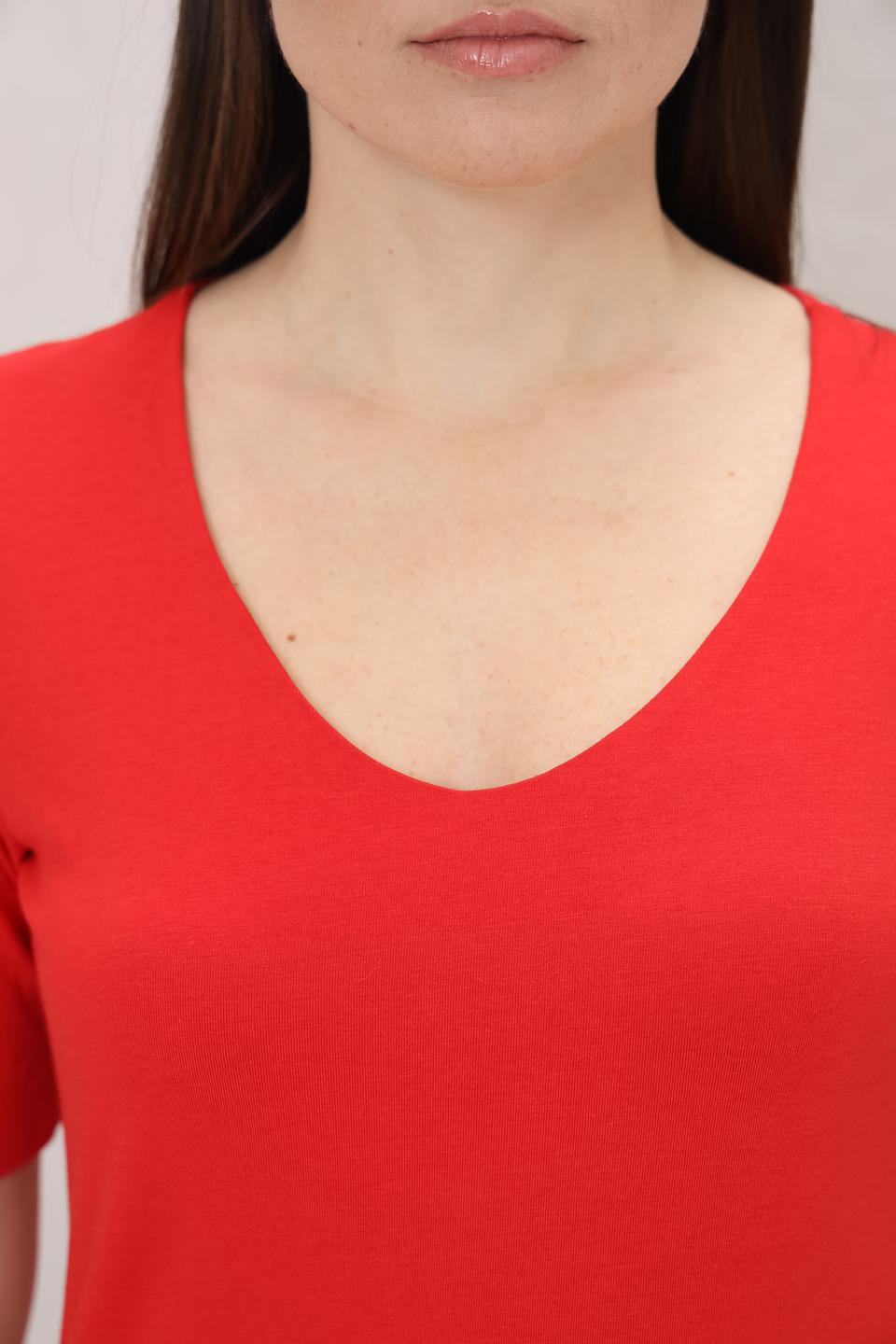 Футболка Oui красная с V-образным вырезом