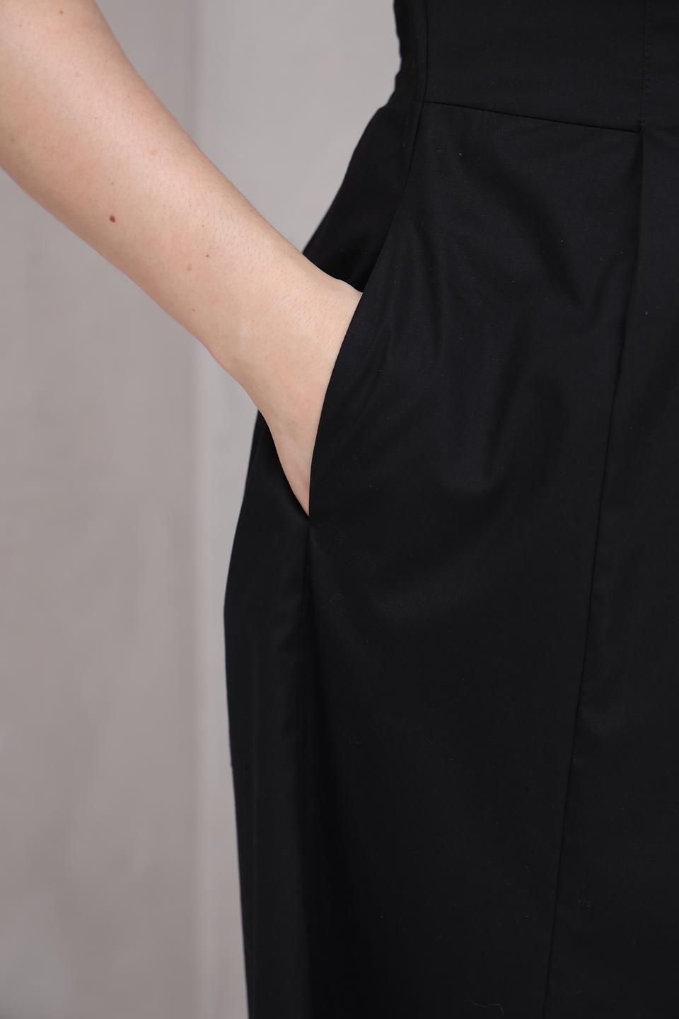 Платье Lecomte чёрное с V-образным вырезом