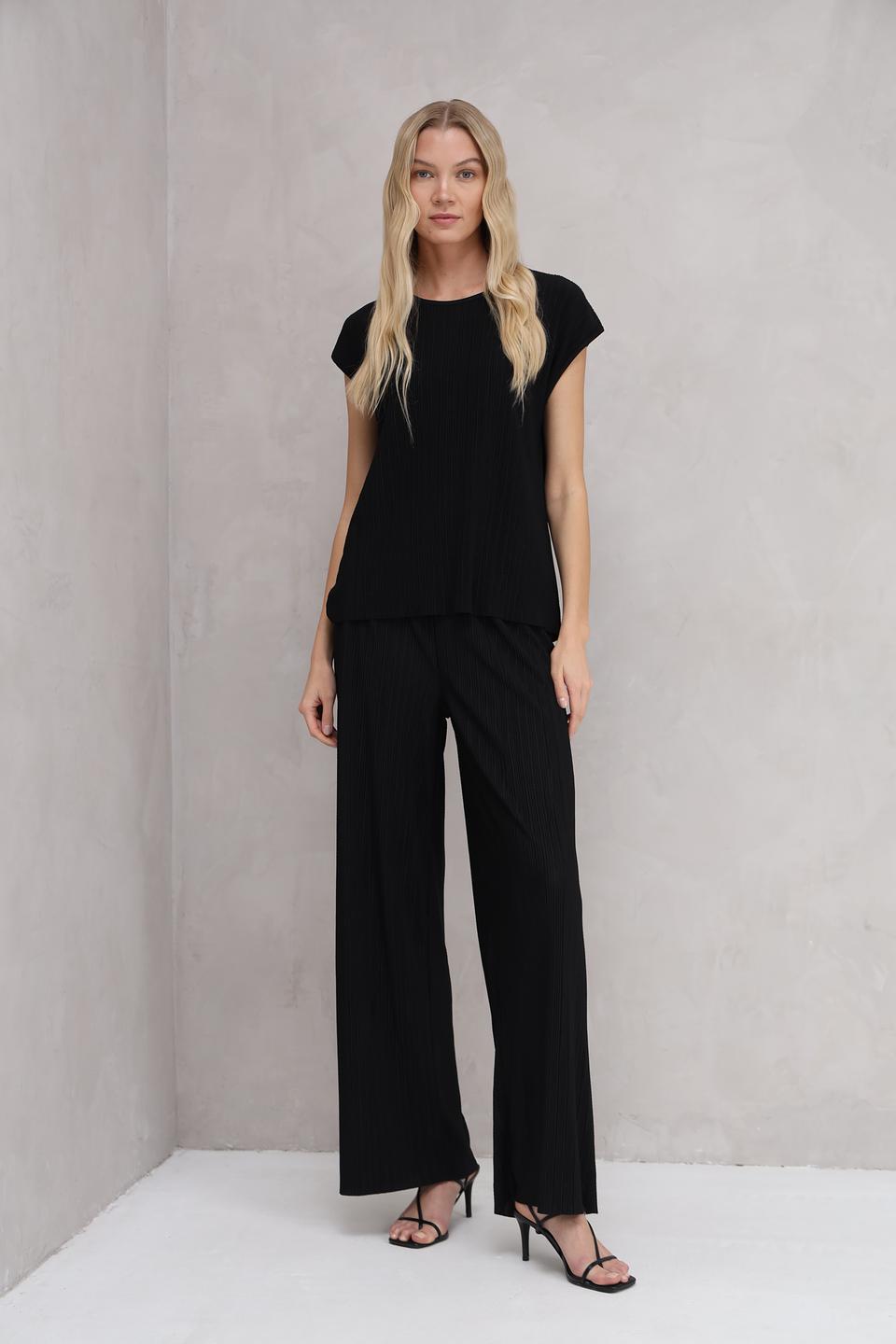 Футболка More and More чёрная с коротким рукавом