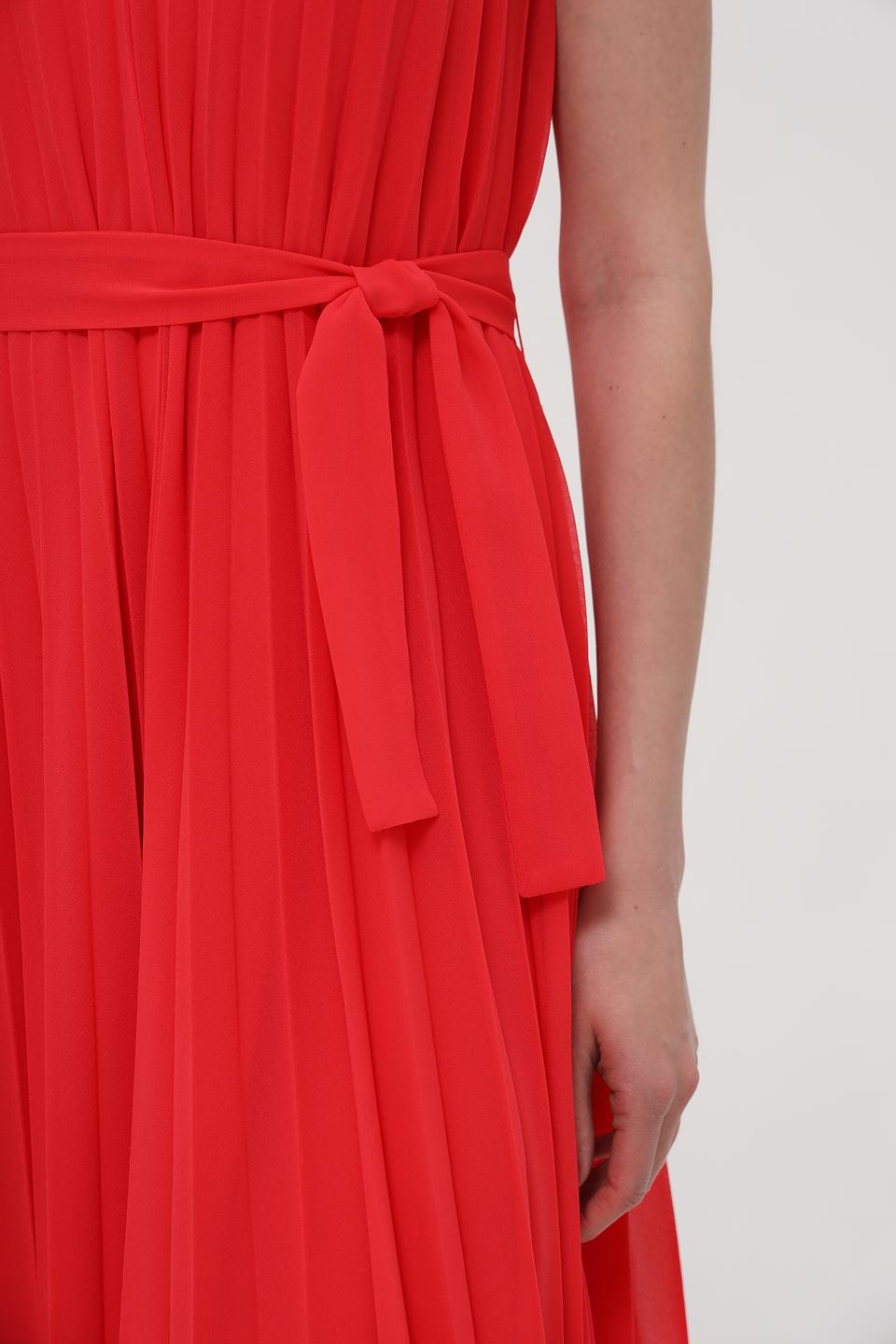 Платье You Just White красное плиссе с поясом