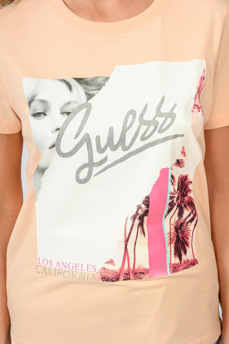 Футболка Guess с принтом персиковый