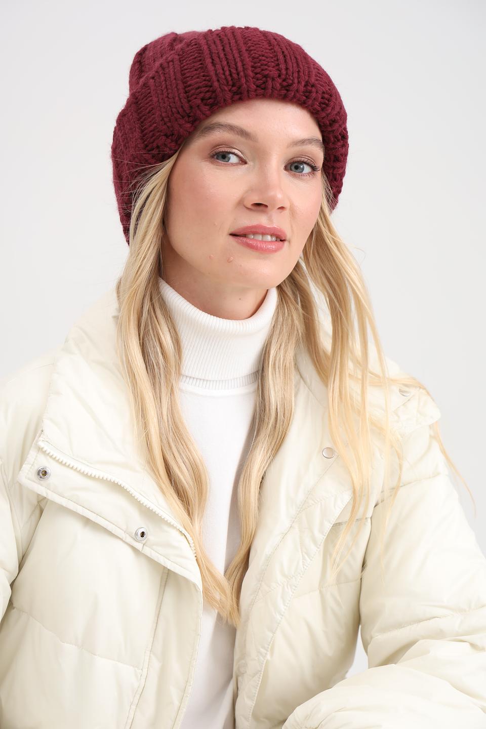 Шапка Adel вязаная бордовая