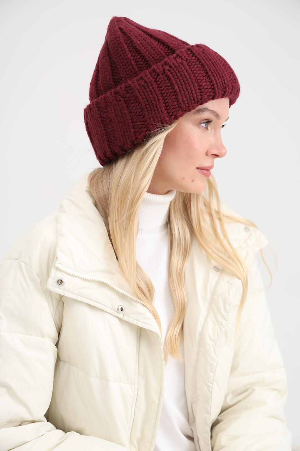 Шапка Adel вязаная бордовая