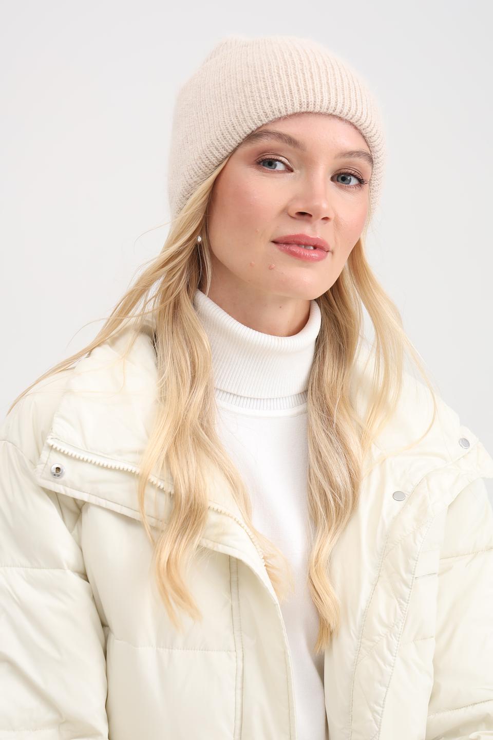 Шапка Adel бежевая